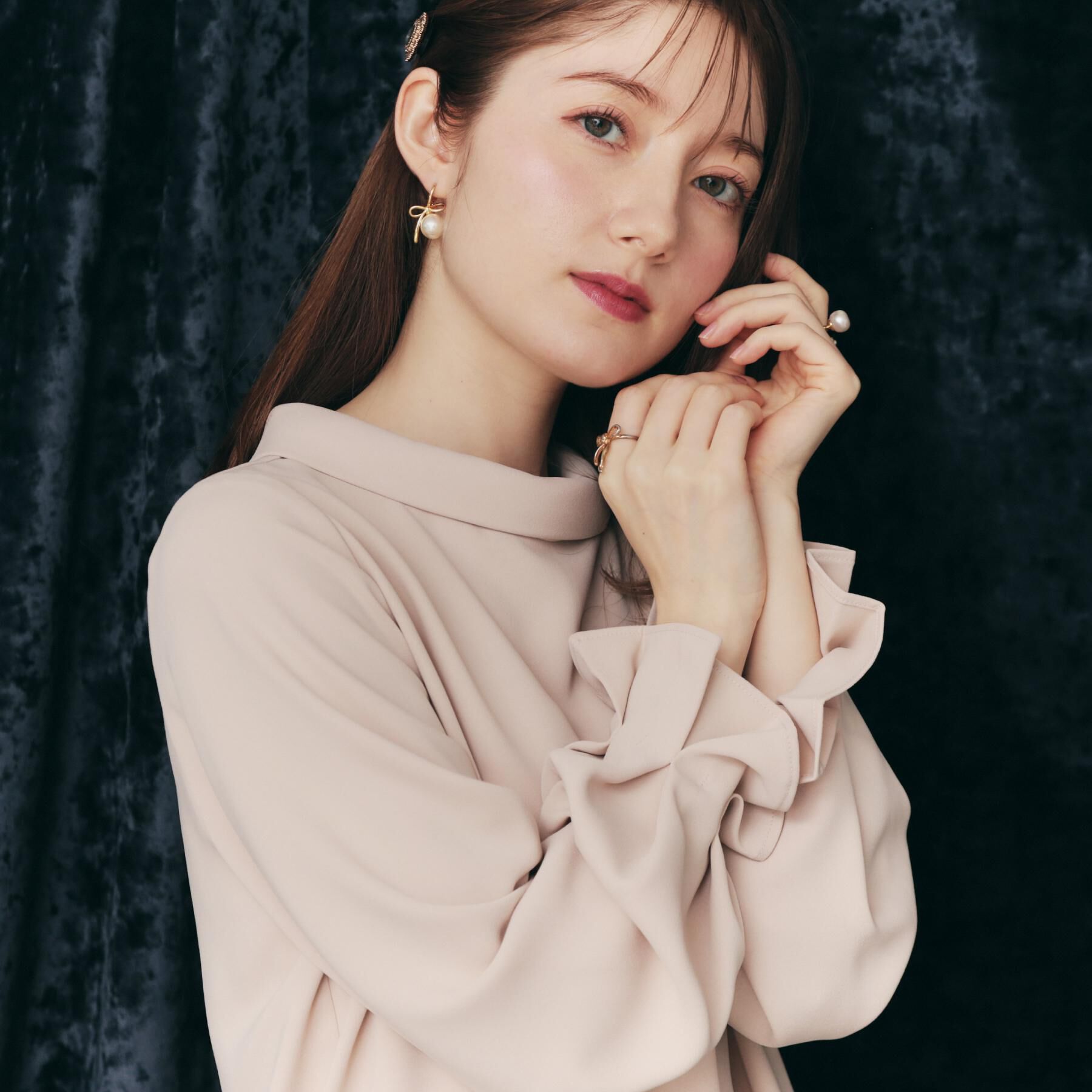 Couture broach「【大人可愛い・通勤】ロールカラーバックリボンブラウス」|シャツ・ブラウス|ピンクベージュ(05