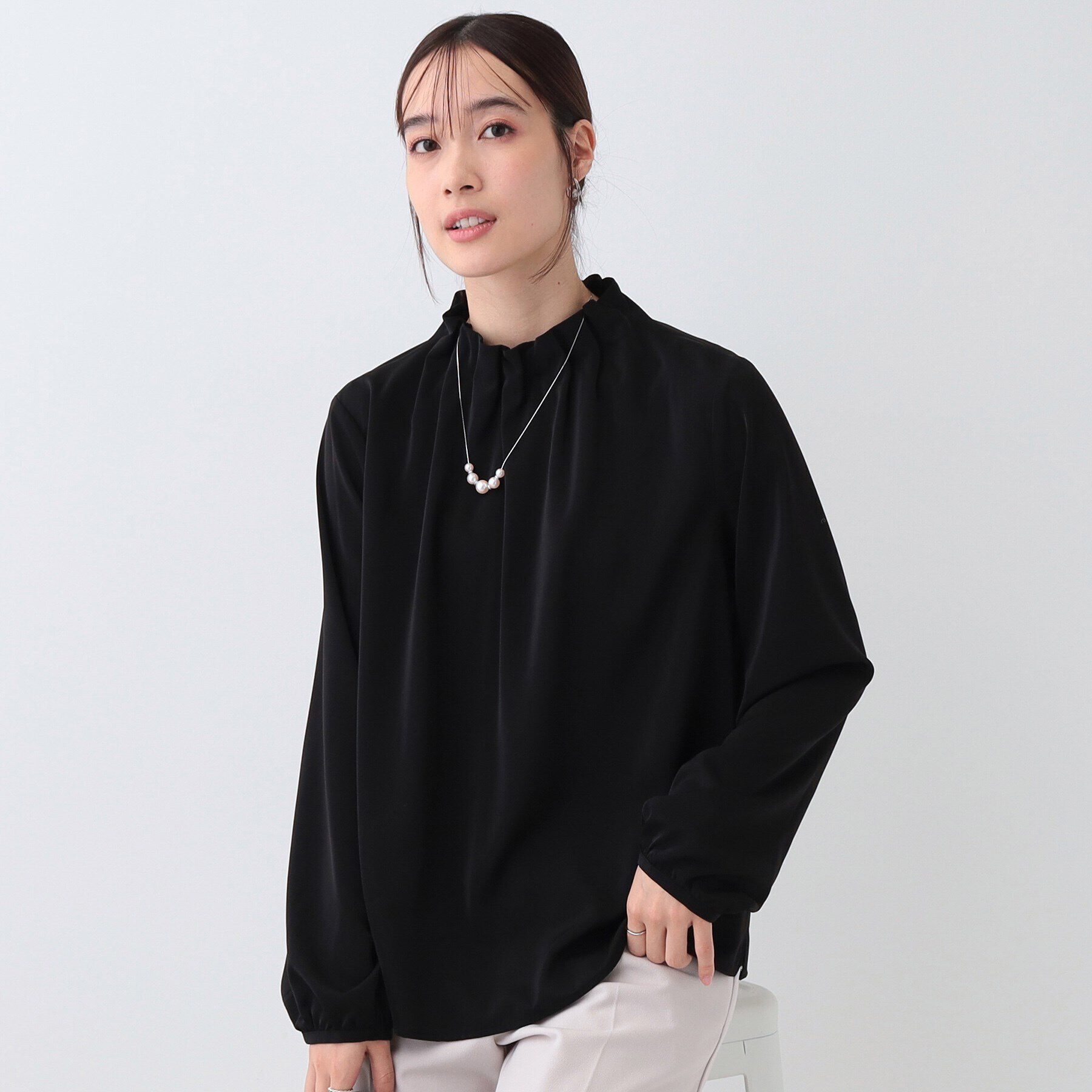 SHOO･LA･RUE「【S-3L/洗える/セレモニー】さらり軽やか フリルスタンドカラーブラウス」|シャツ・ブラウス|ブラック(019)