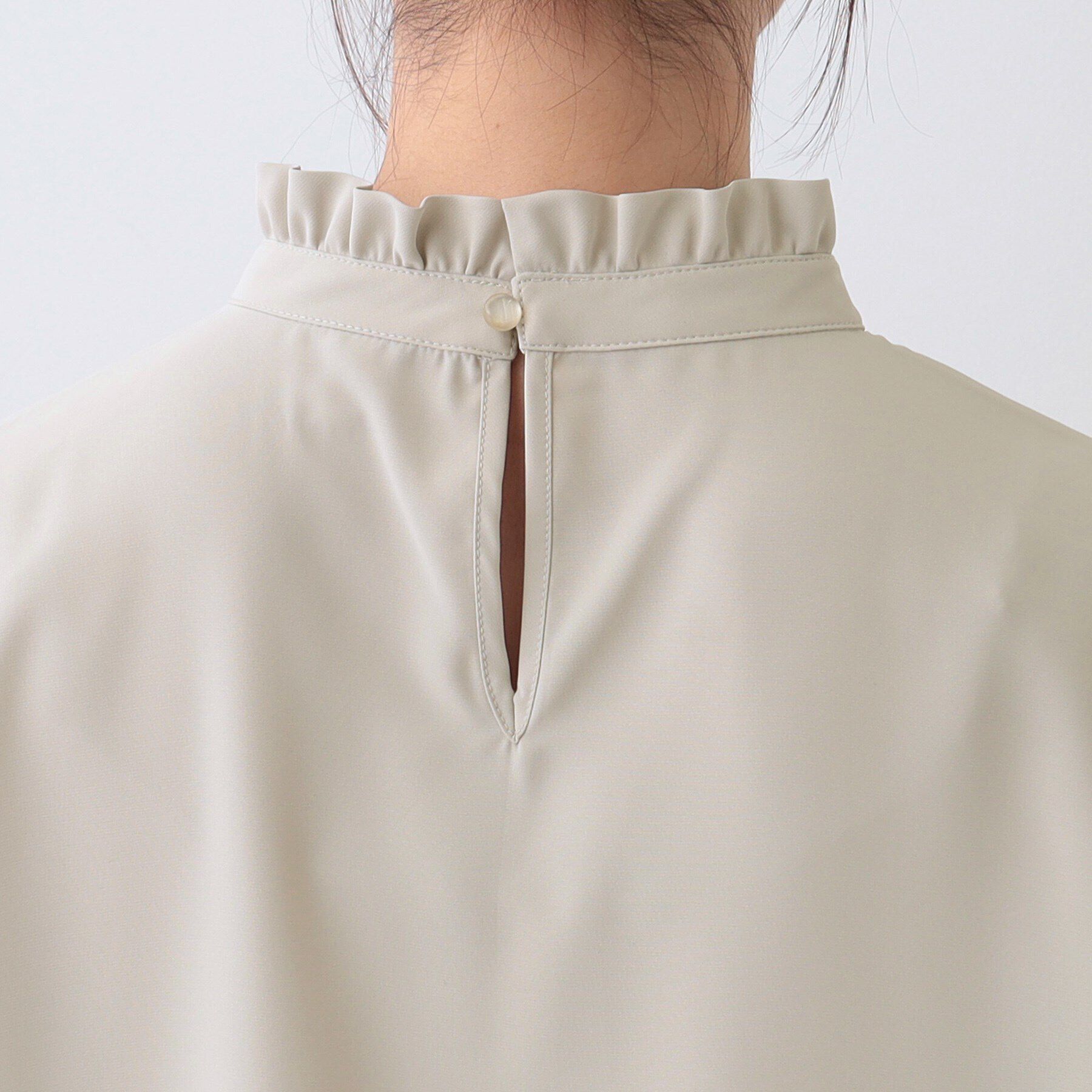SHOO･LA･RUE「【S-3L/洗える/セレモニー】さらり軽やか スタンドカラー フリルブラウス」|シャツ・ブラウス|