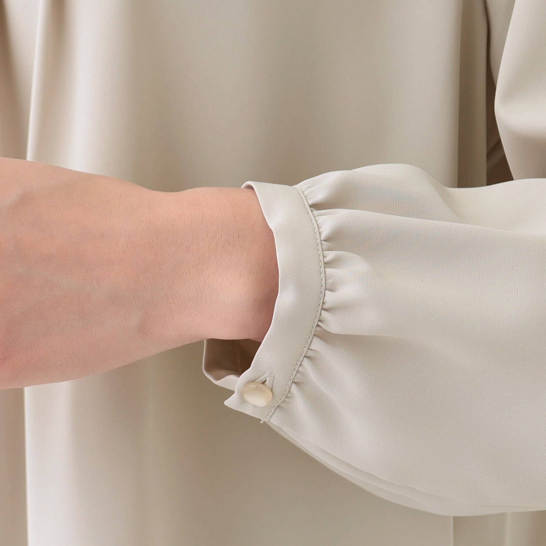 SHOO･LA･RUE「【S-3L/洗える/セレモニー】さらり軽やか スタンドカラー フリルブラウス」|シャツ・ブラウス|