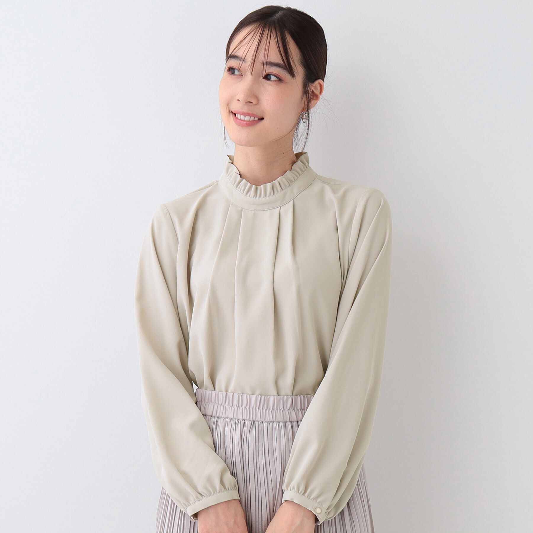 SHOO･LA･RUE「【S-3L/洗える/セレモニー】さらり軽やか スタンドカラー フリルブラウス」|シャツ・ブラウス|グレージュ(050)