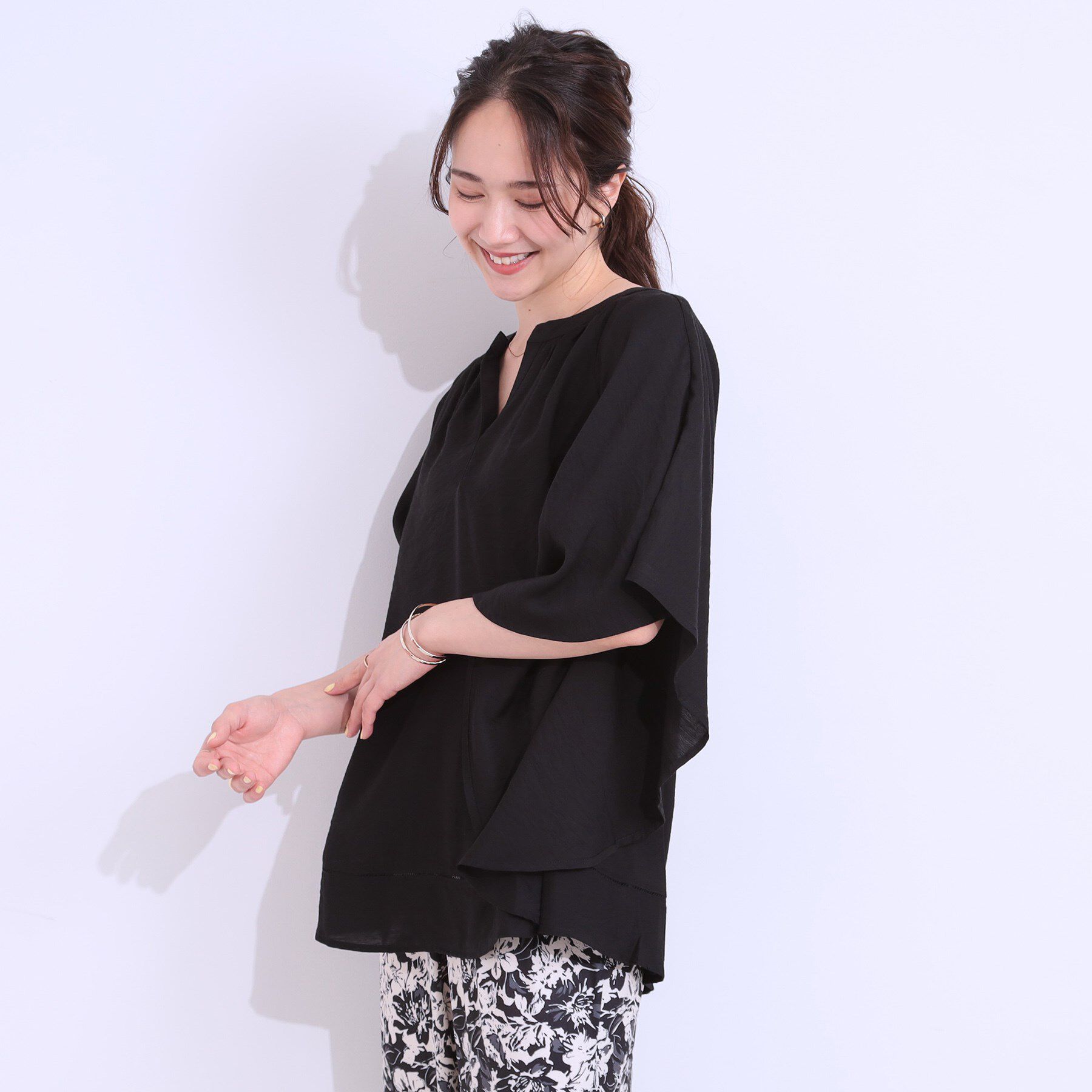 SHOO･LA･RUE「【洗える/ひんやり】涼しく体型カバー お袖フレア ドレープブラウス」|シャツ・ブラウス|