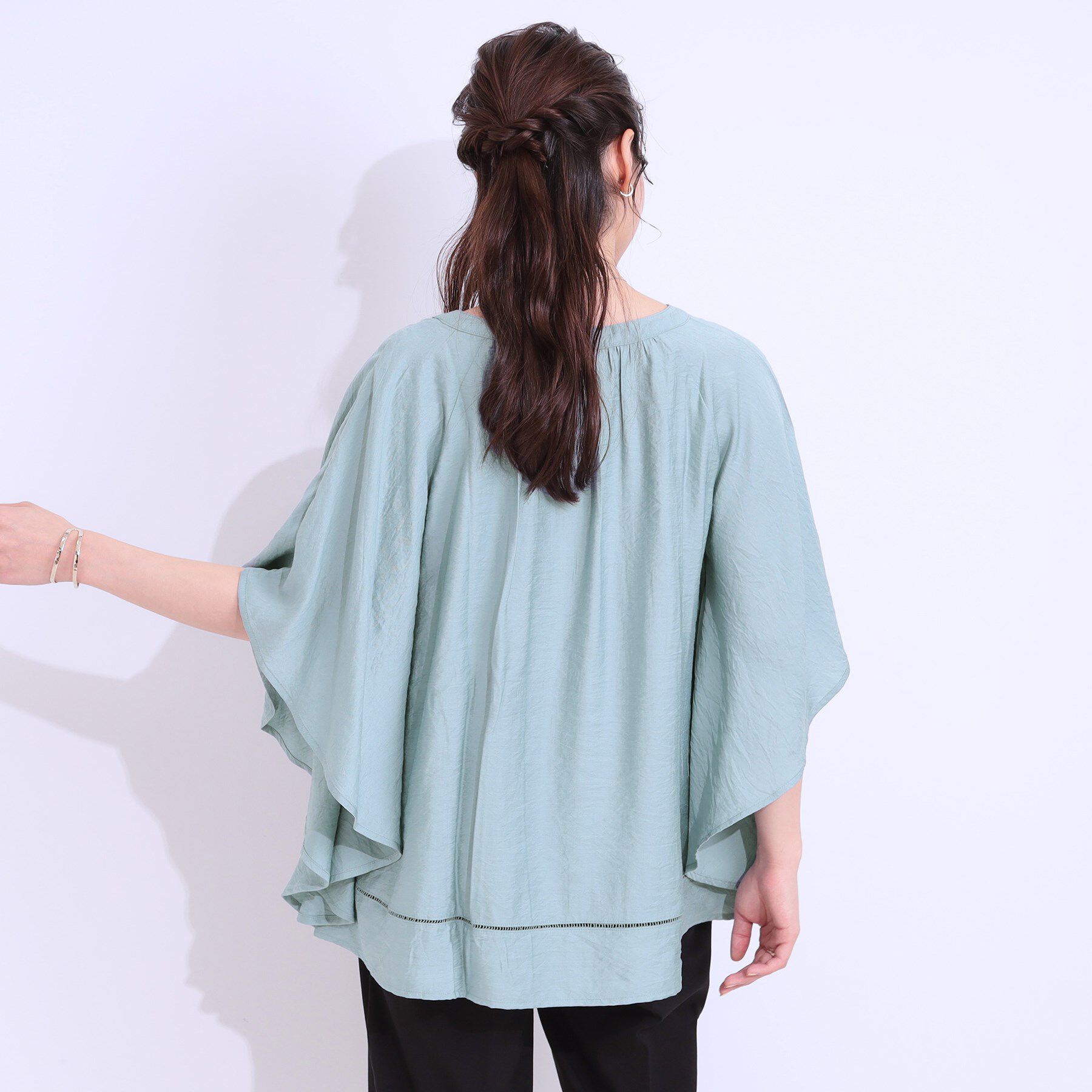 SHOO･LA･RUE「【洗える/ひんやり】涼しく体型カバー お袖フレア ドレープブラウス」|シャツ・ブラウス|
