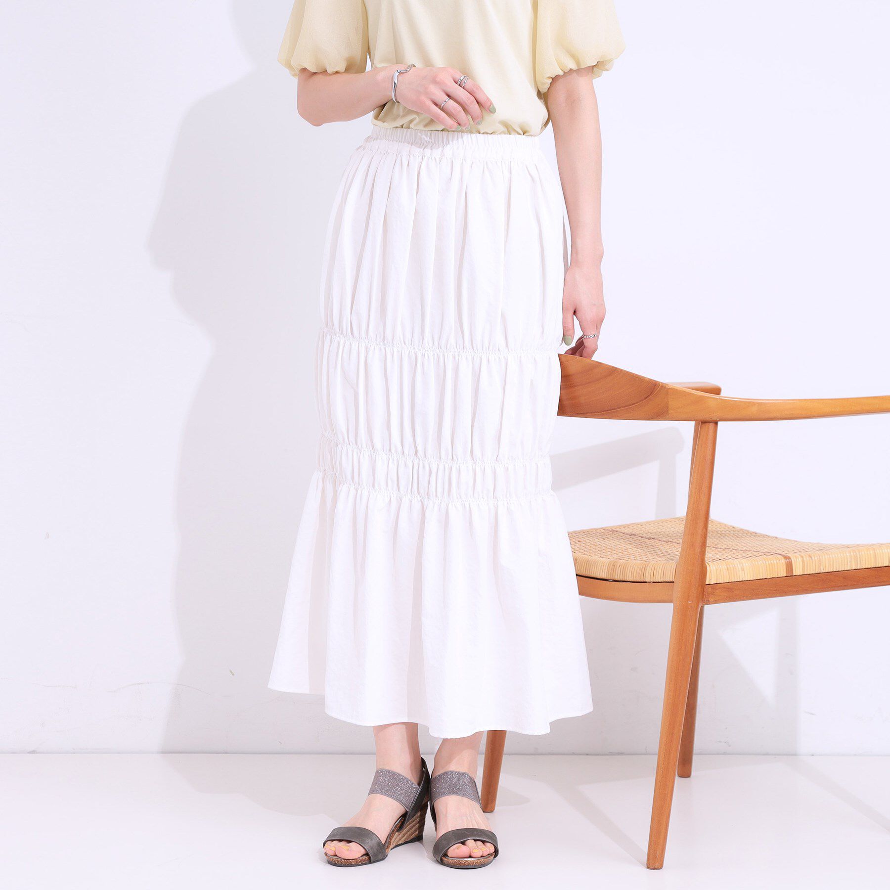 SHOO･LA･RUE「【S-LL】コーデが華やかに シャーリングデザインスカート」|スカート|ホワイト(001)