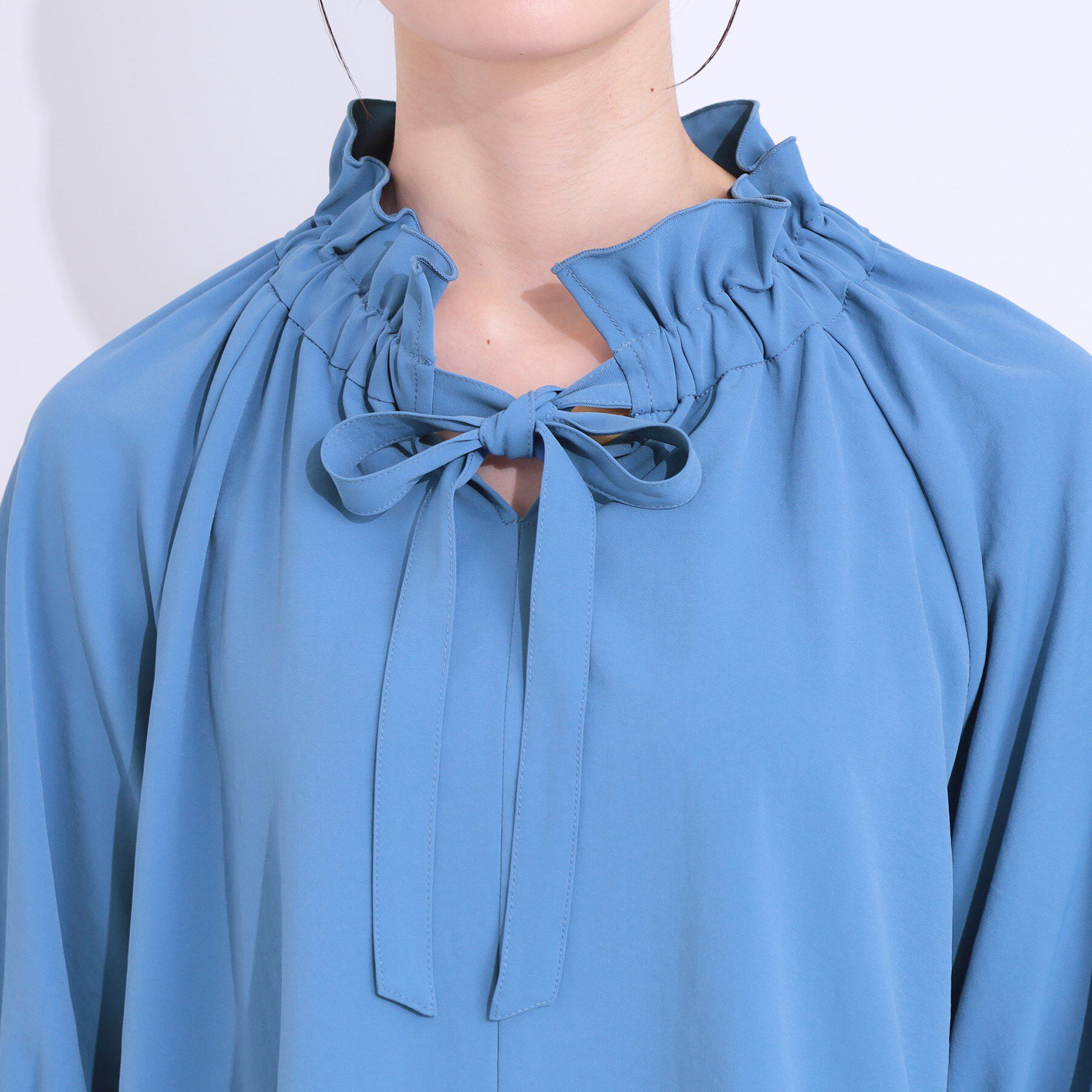 SHOO･LA･RUE「【洗える/ひんやり/S-LL】フェミニンもクールも フリルリボン5分袖ブラウス」|シャツ・ブラウス|