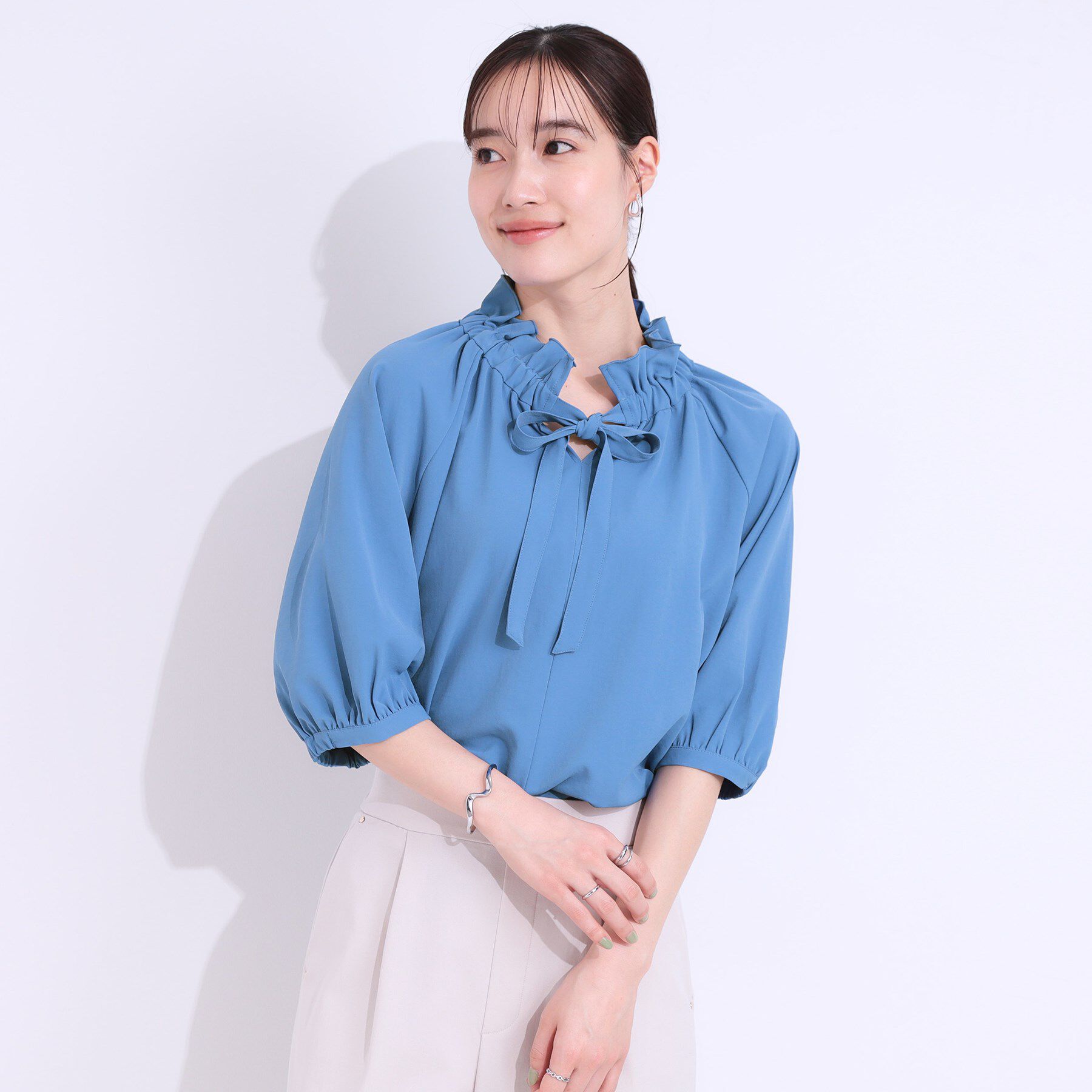 SHOO･LA･RUE「【洗える/ひんやり/S-LL】フェミニンもクールも フリルリボン5分袖ブラウス」|シャツ・ブラウス|