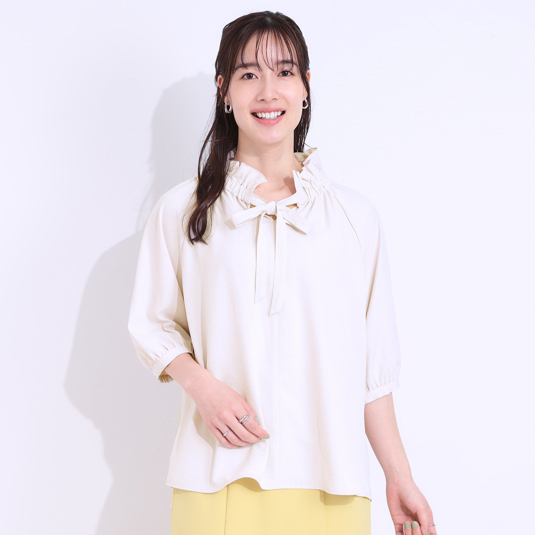 SHOO･LA･RUE「【洗える/ひんやり/S-LL】フェミニンもクールも フリルリボン5分袖ブラウス」|シャツ・ブラウス|