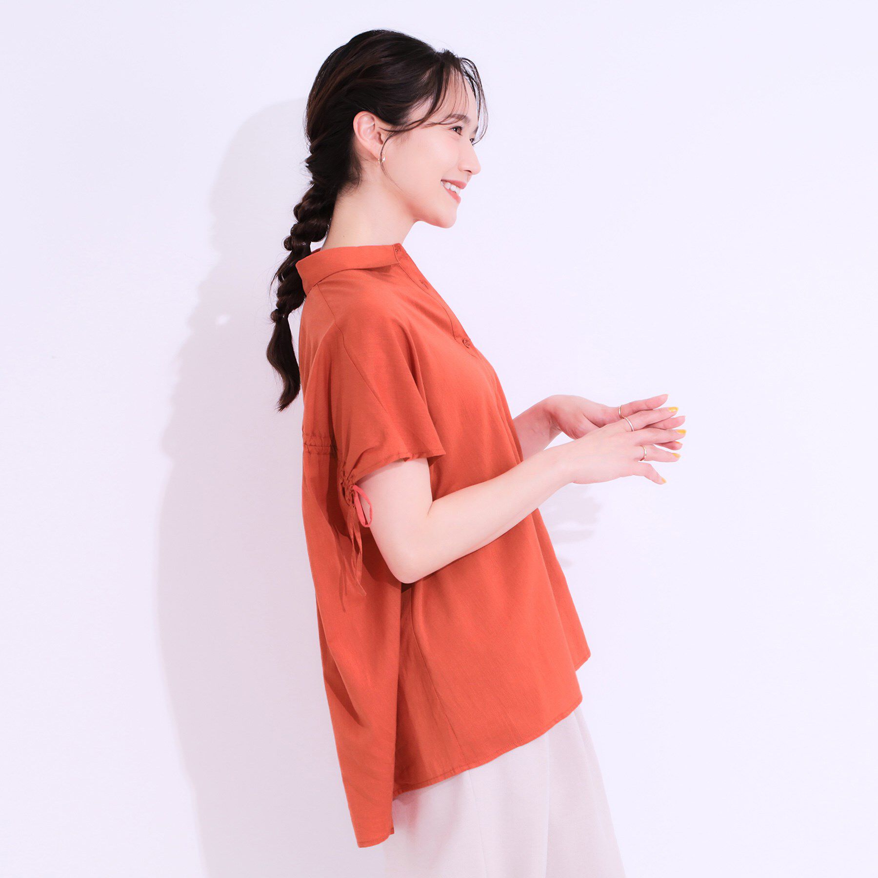 SHOO･LA･RUE「【S-LL/ひんやり】後ろ姿も抜かりなく インせず着られる バックギャザーシャツ」|シャツ・ブラウス|