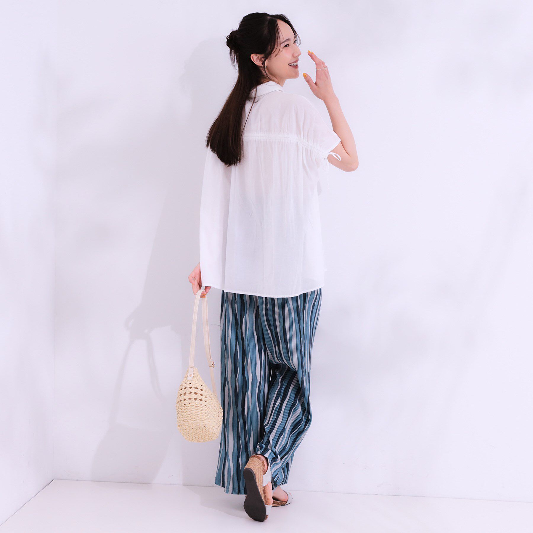 SHOO･LA･RUE「【S-LL/ひんやり】後ろ姿も抜かりなく インせず着られる バックギャザーシャツ」|シャツ・ブラウス|