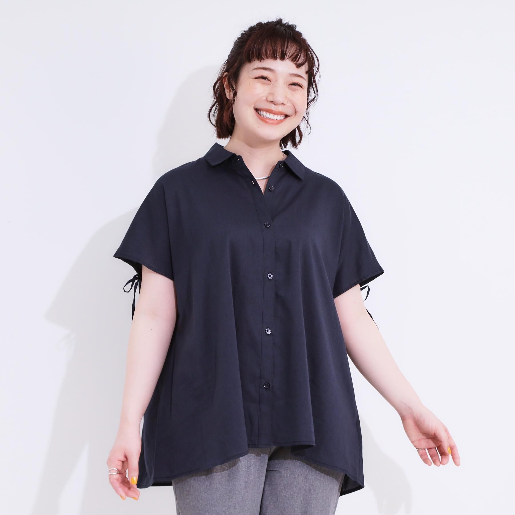 SHOO･LA･RUE「【S-LL/ひんやり】後ろ姿も抜かりなく インせず着られる バックギャザーシャツ」|シャツ・ブラウス|