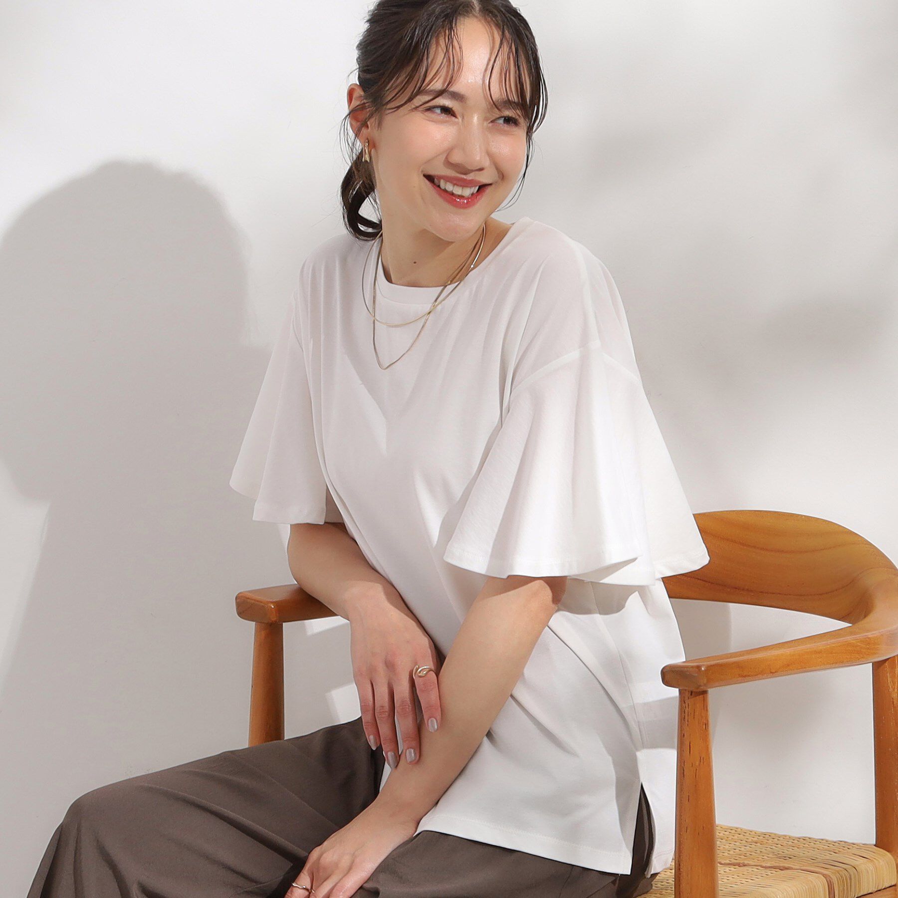 SHOO･LA･RUE「【S-LL/ひんやり/二の腕カバー】華やかさをプラスする お袖フリルTシャツ」|Tシャツ・カットソー|オフホワイト(003