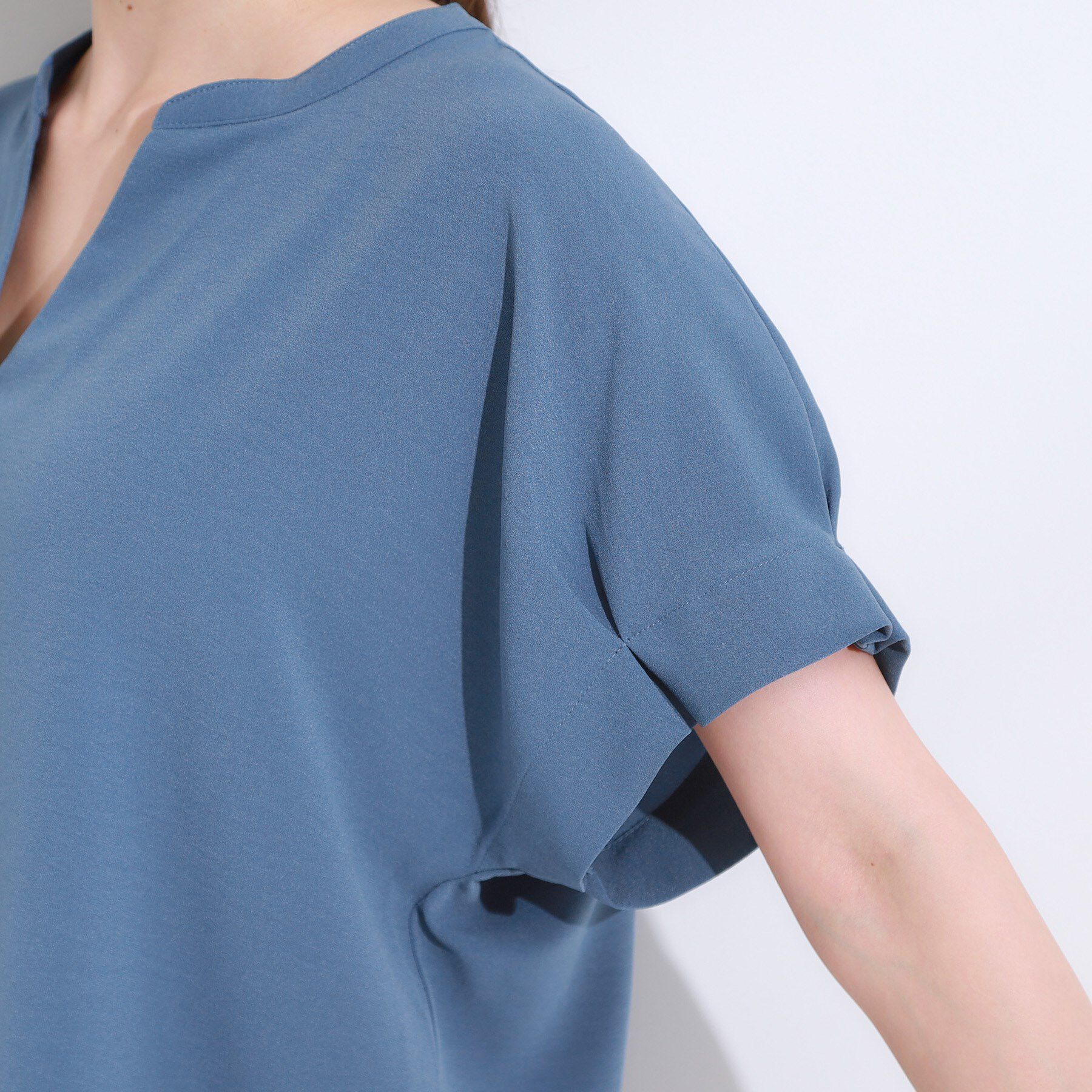 SHOO･LA･RUE「【S-LL/セットアップ可/ひんやり】きちんと見えで上品 お袖タック スキッパーブラウス」|シャツ・ブラウス|