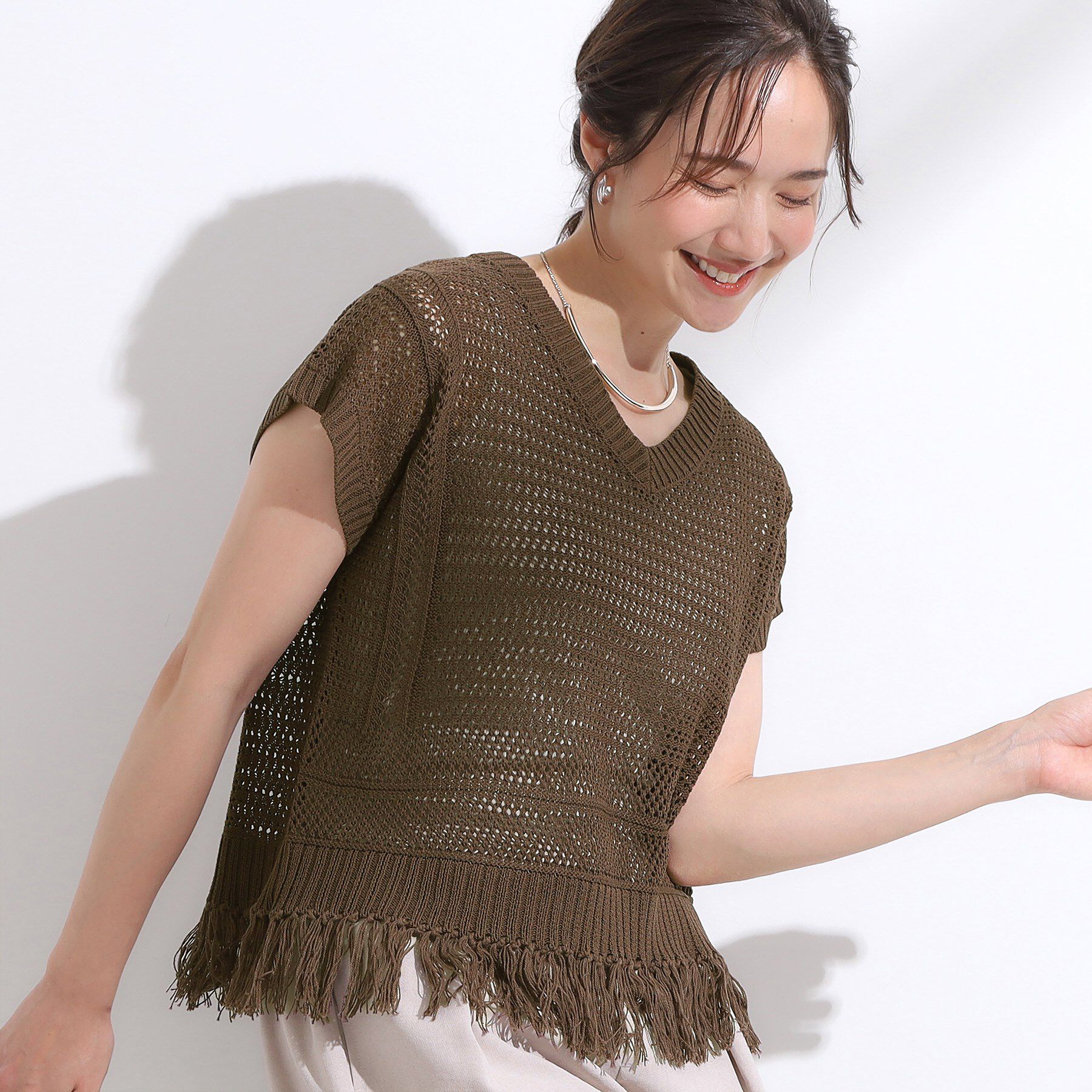 SHOO･LA･RUE「【S-LL】裾フリンジマクラメVネックニット」|ニット・セーター|ブラウン(043)