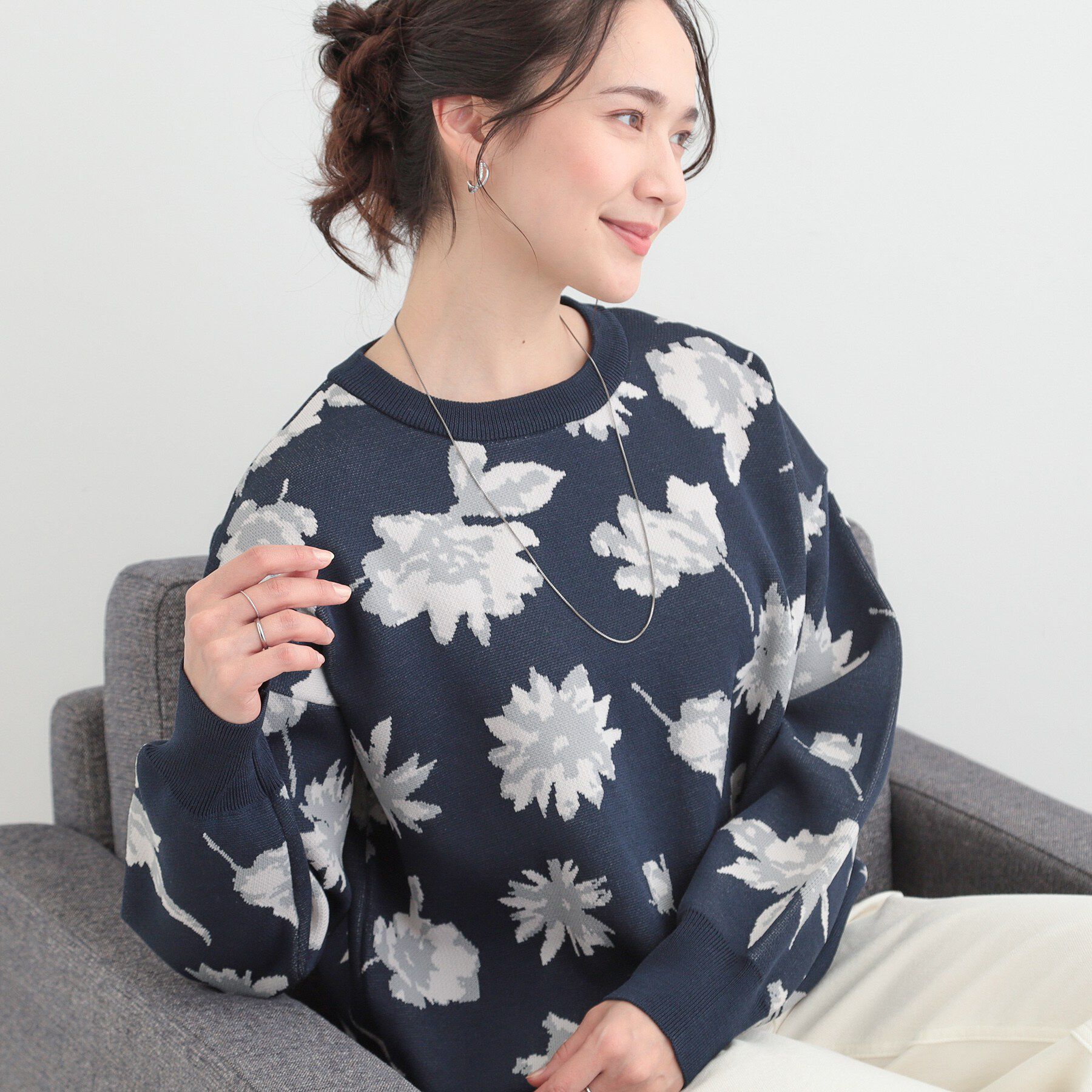 SHOO･LA･RUE「【洗濯機可/S-LL】ゆるシルエット 甘すぎない　大人の花柄もちもちニット」|ニット・セーター|ネイビー(794)