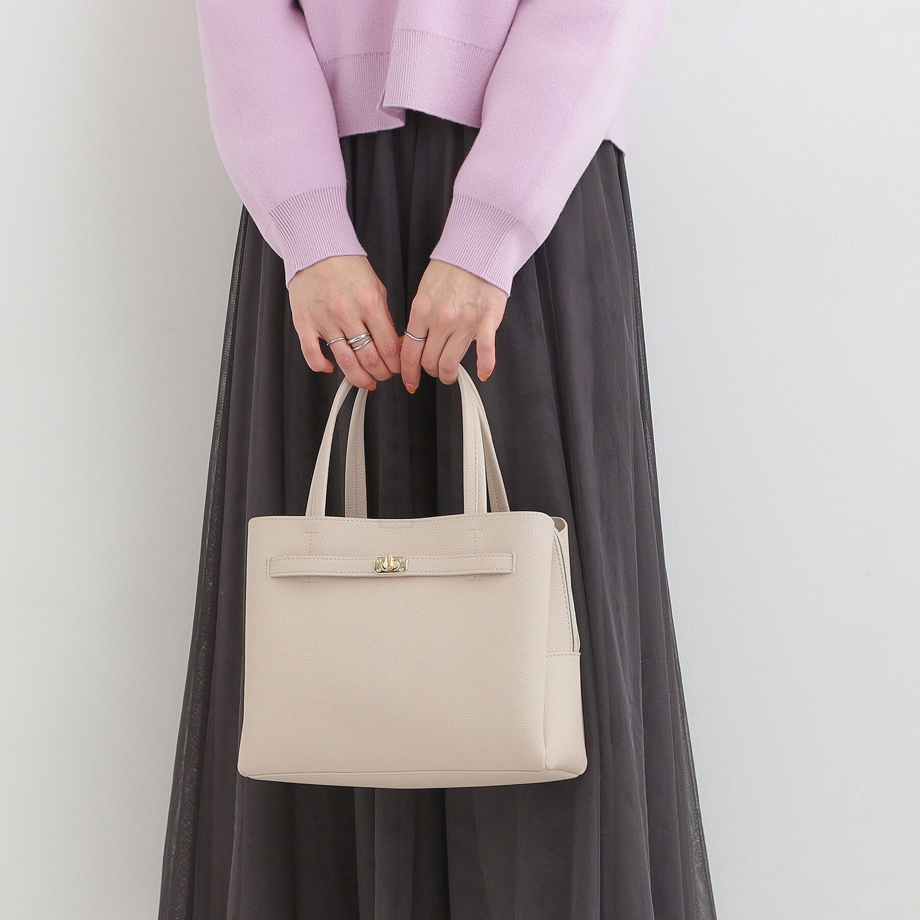 SHOO･LA･RUE「【2WAY】上品きれい 金具ベルトトートバッグ」|トートバッグ|グレージュ(050)