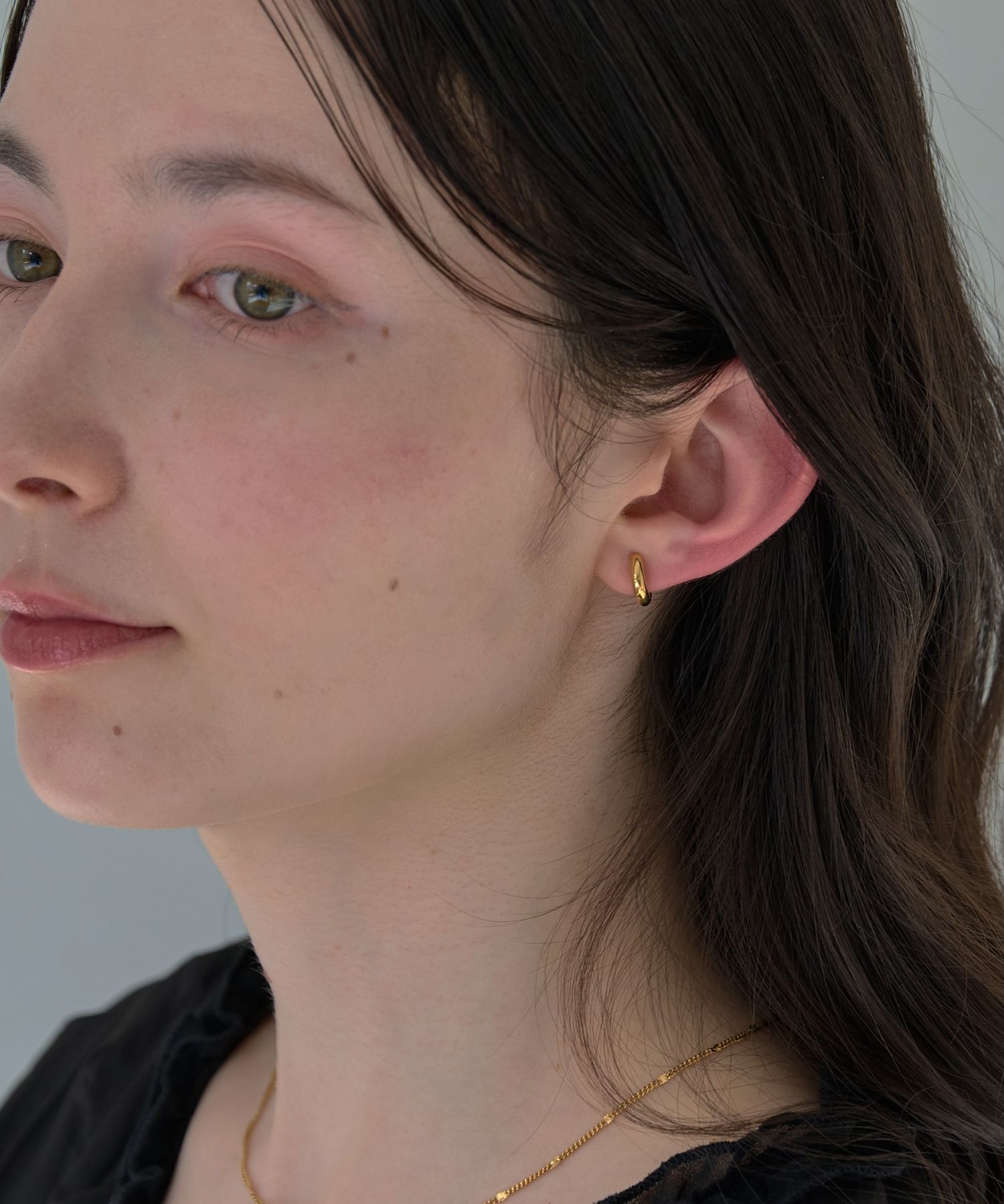 Phoebe「【痛くないシリーズ/金属アレルギー対応】ミニマルストレートフープライトフィットイヤリング　ゴールド」|イヤリング|
