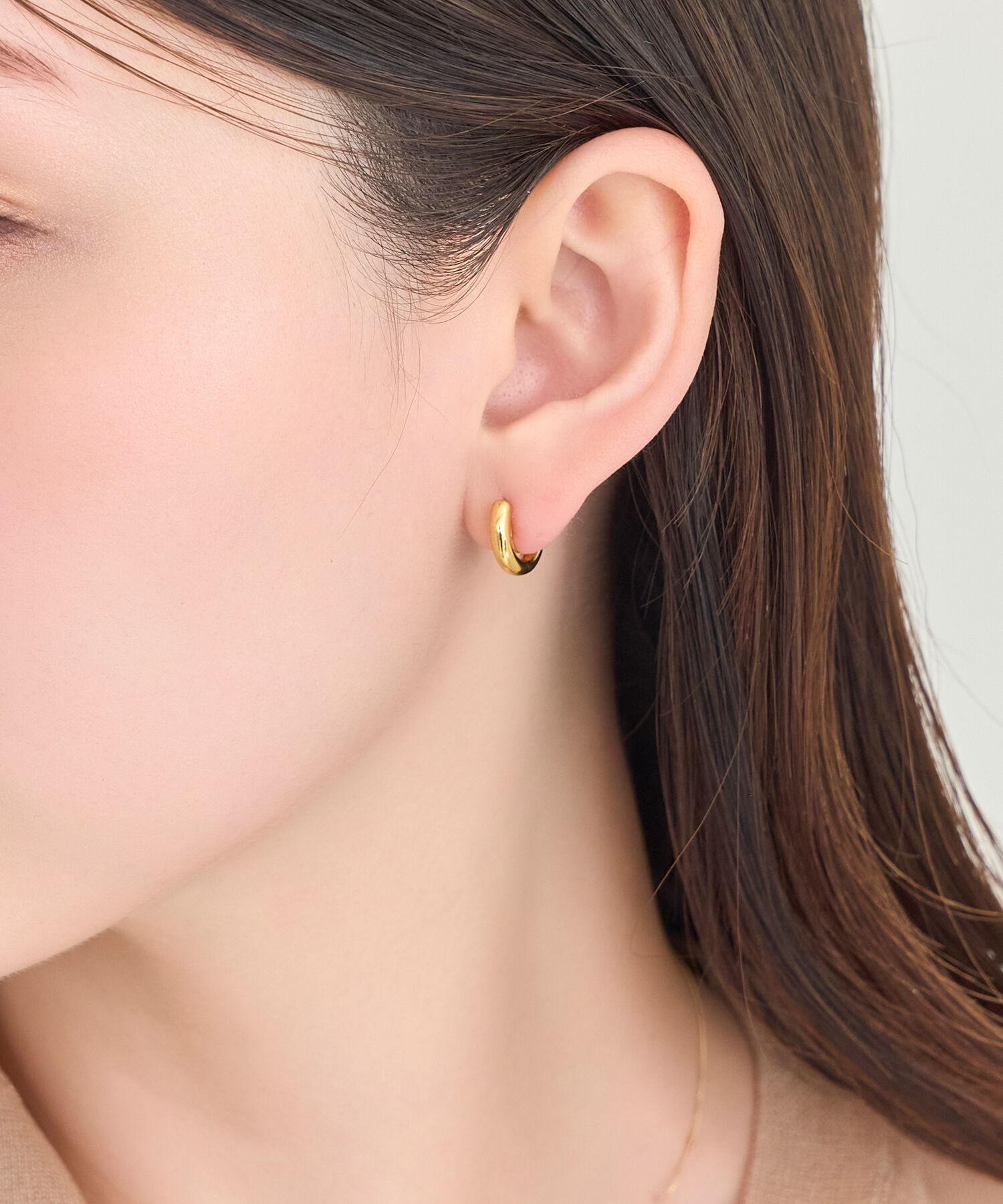 Phoebe「【痛くないシリーズ/金属アレルギー対応】ミニマルストレートフープライトフィットイヤリング　ゴールド」|イヤリング|