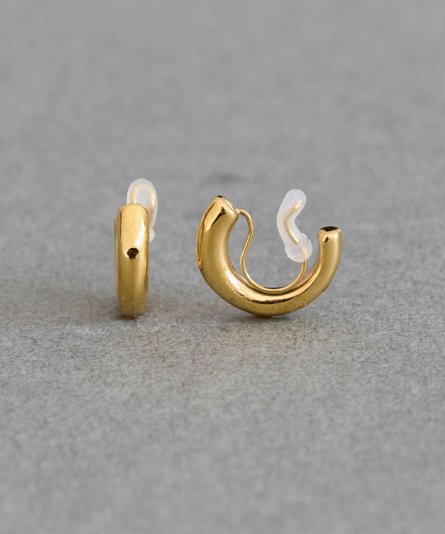 Phoebe「【痛くないシリーズ/金属アレルギー対応】ミニマルストレートフープライトフィットイヤリング　ゴールド」|イヤリング|
