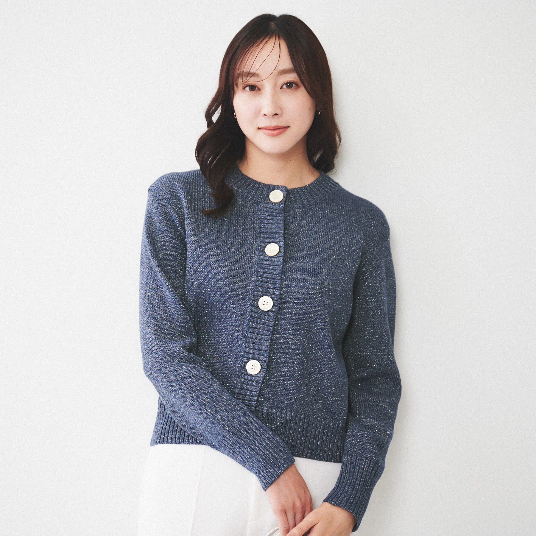 UNTITLED「【アンサンブル可能/ラメ調】コンパクトニットカーディガン」|カーディガン|ネイビー(094)