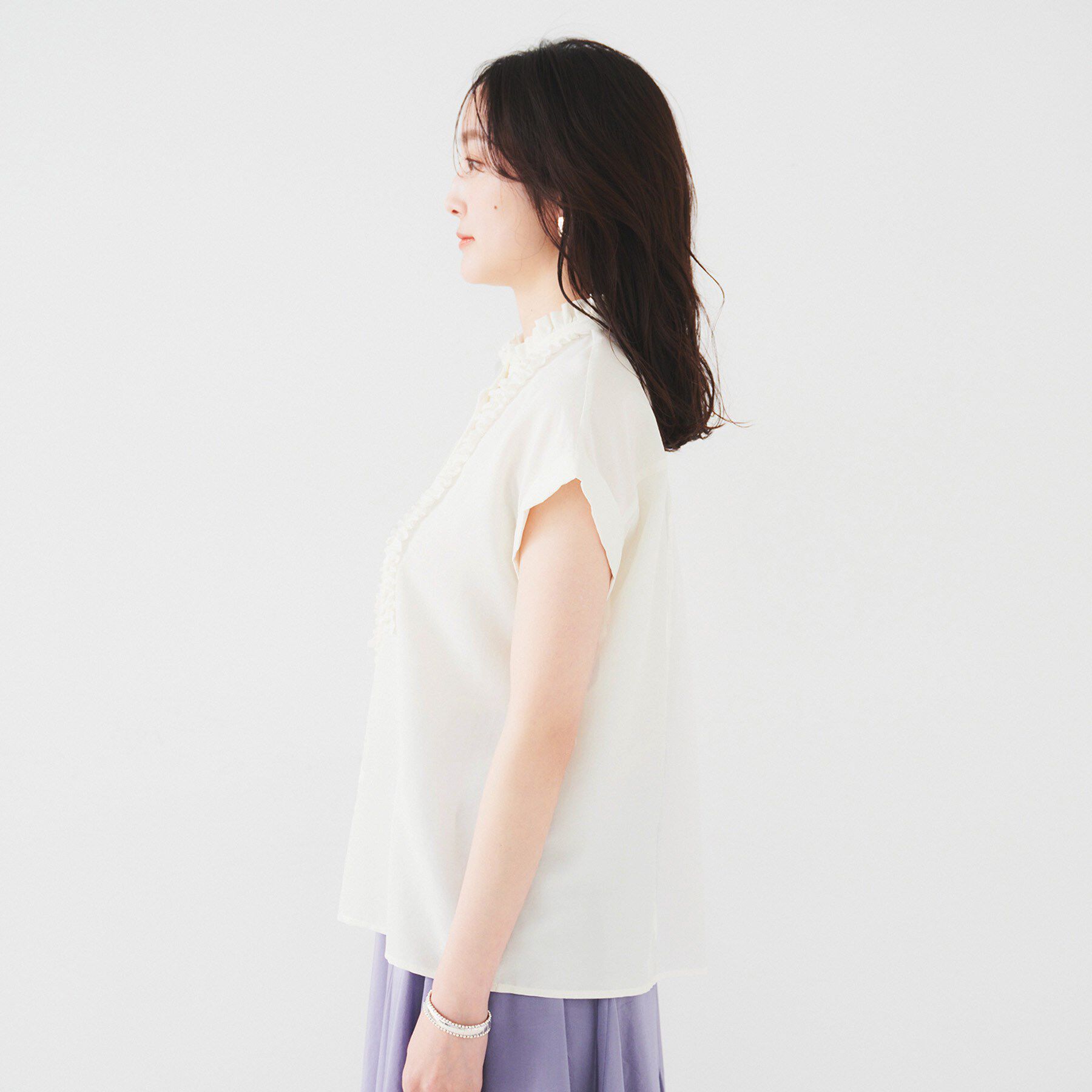 UNTITLED「スタンドネックフリルブラウス【吸水速乾/UVケア】」|シャツ・ブラウス|