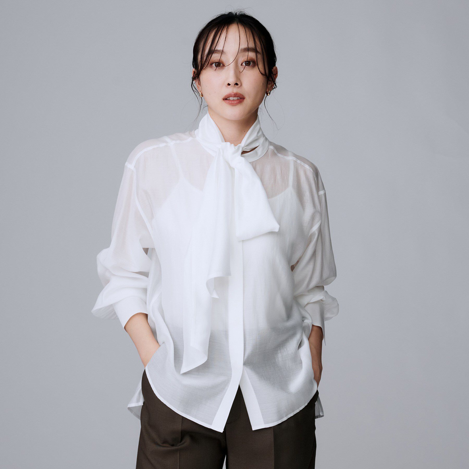 UNTITLED「【ボウタイリボン/バンドカラー/レイヤード】2WAYシアーブラウス」|シャツ・ブラウス|ホワイト(001)