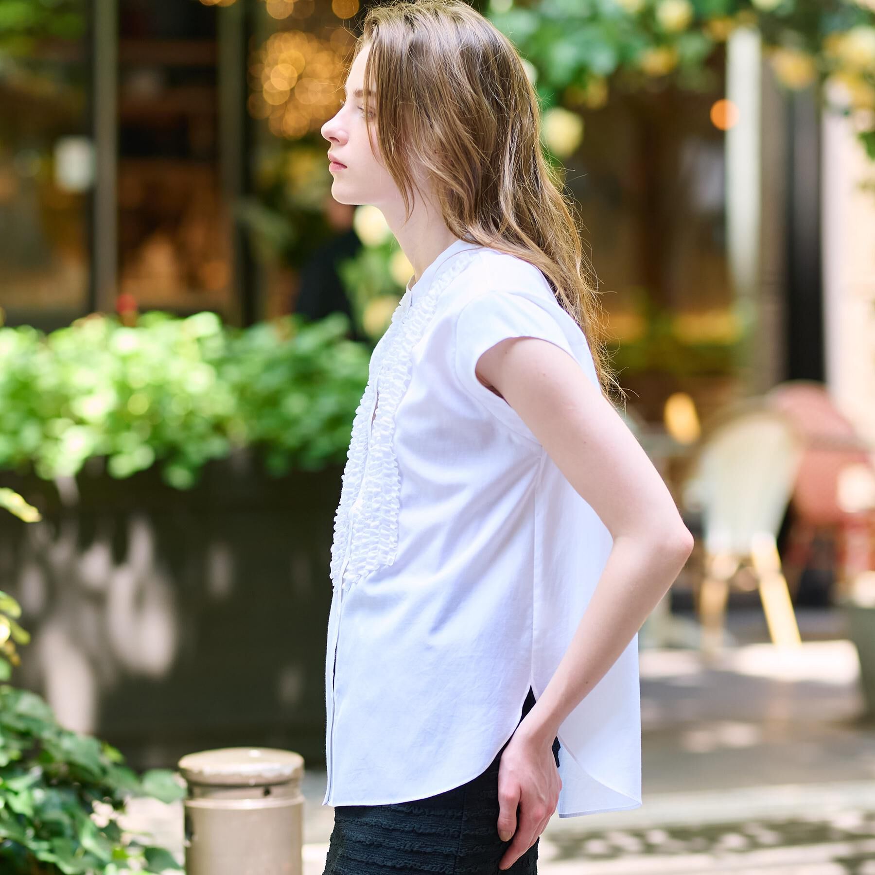 DRESSTERIOR「【撥水/UVカット/接触冷感】バンドカラーフレンチスリーブフリルブラウス」|シャツ・ブラウス|