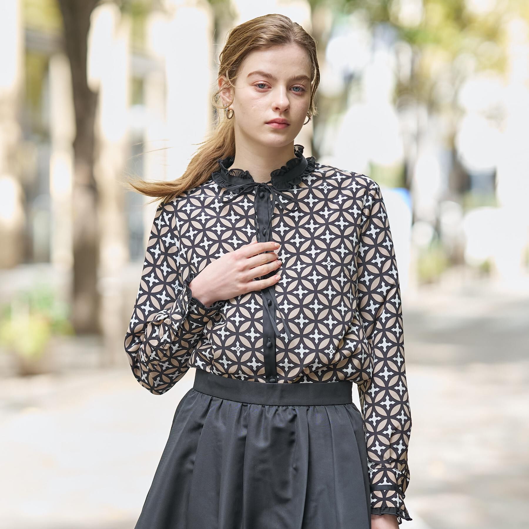 DRESSTERIOR「【モデル美香&times;DRESSTERIOR】コラボレーション オーバーラップサークルブラウス」|シャツ・ブラウス|