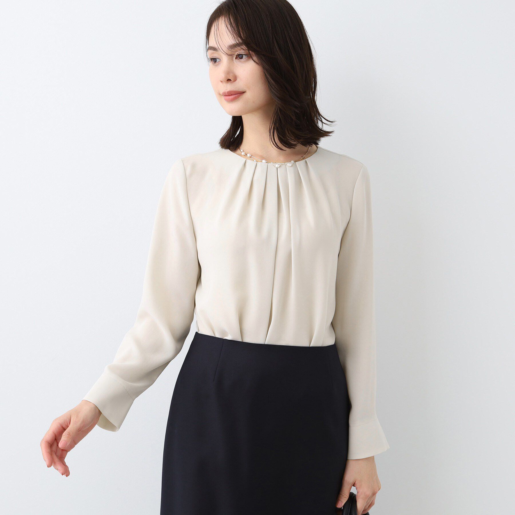 INDIVI「【日本製／トリアセテート混】タックデザインブラウス」|シャツ・ブラウス|ライトベージュ(05