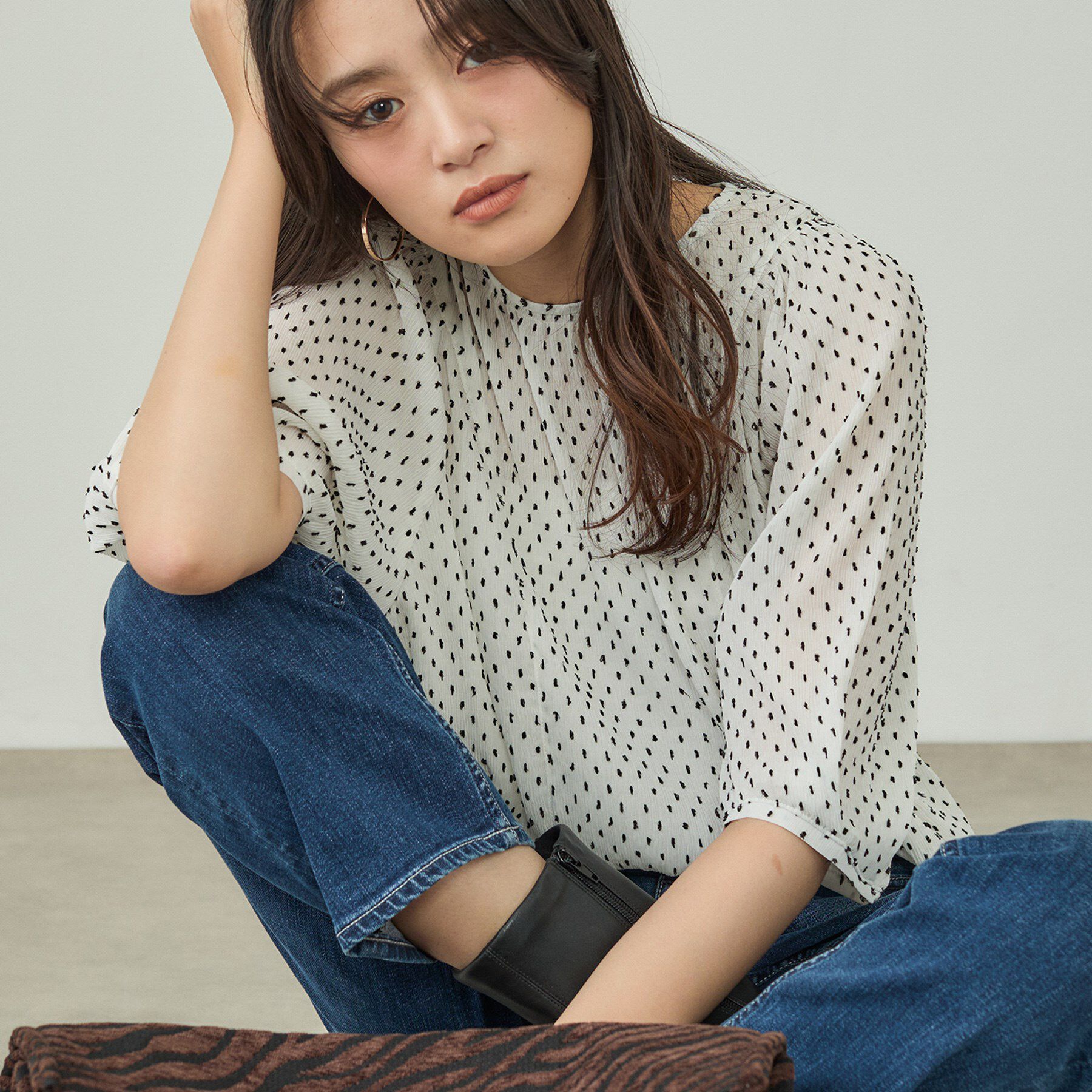 INDIVI「【洗える／ドット柄／凹凸素材】袖コンシャスドルマンブラウス」|シャツ・ブラウス|ホワイト(401)