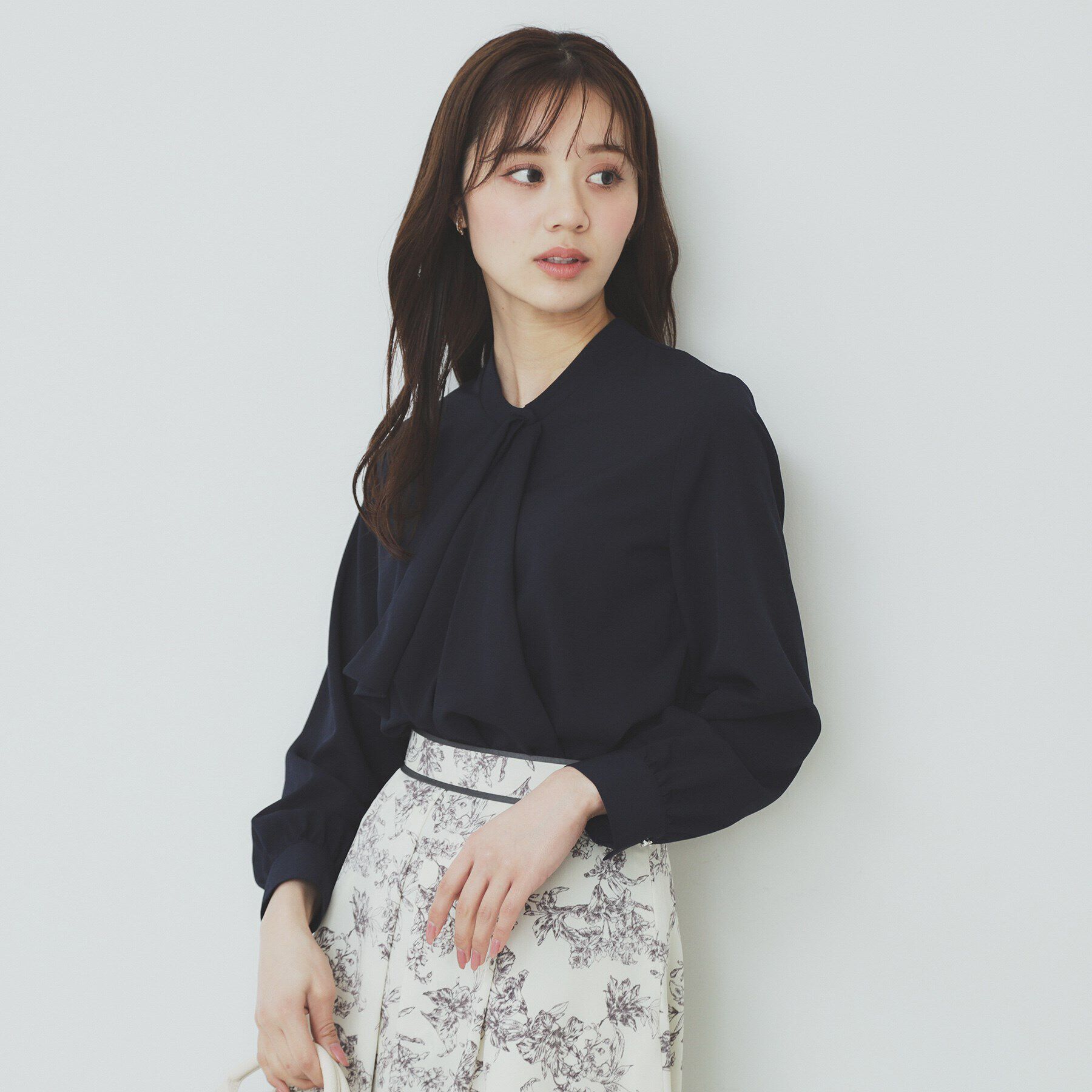 index「《美人百花掲載》アシンメトリーボウタイブラウス【洗濯機洗い可/防シワ】」|シャツ・ブラウス|ネイビー(094)