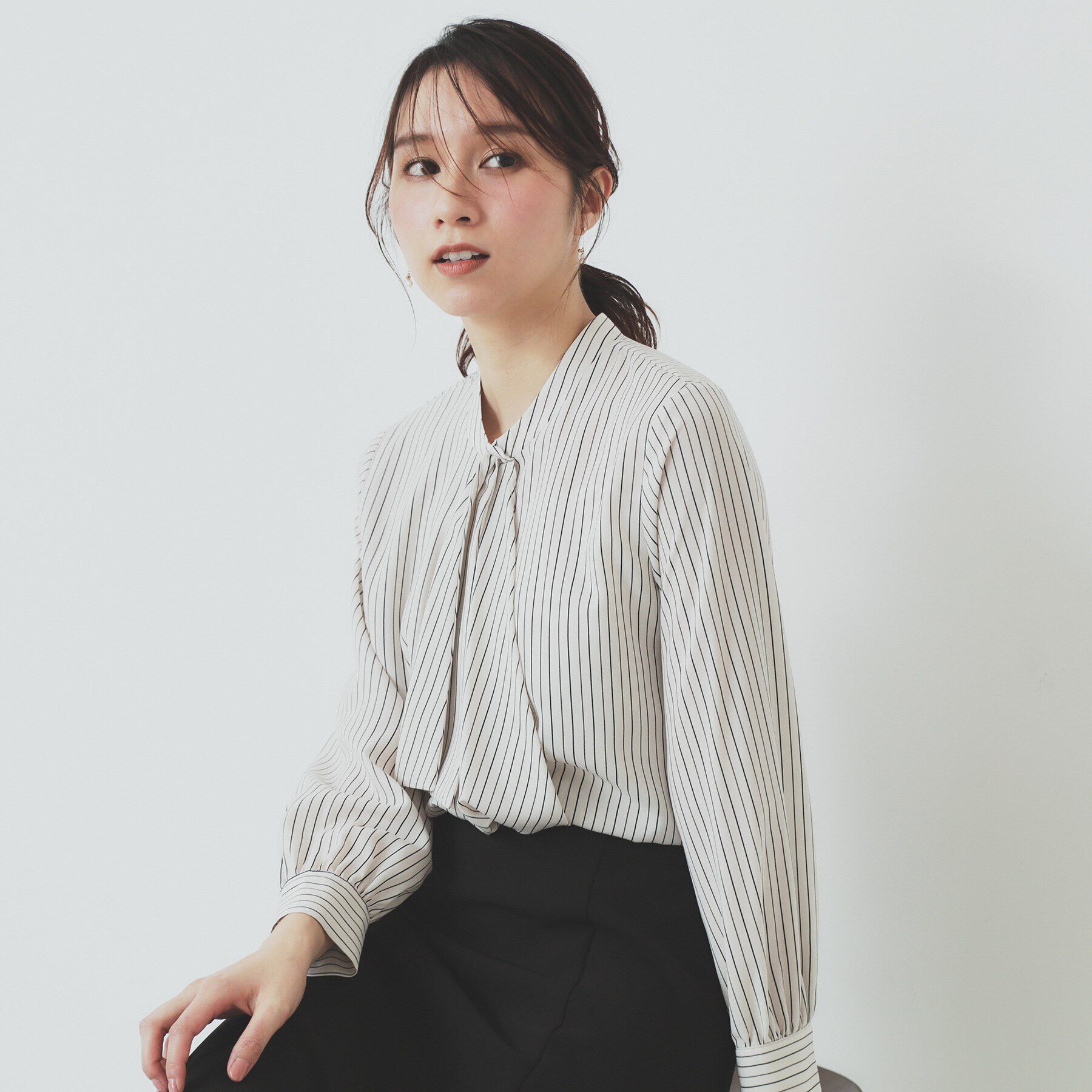 index「《美人百花掲載》アシンメトリーボウタイブラウス【洗濯機洗い可/防シワ】」|シャツ・ブラウス|グレージュ(350)