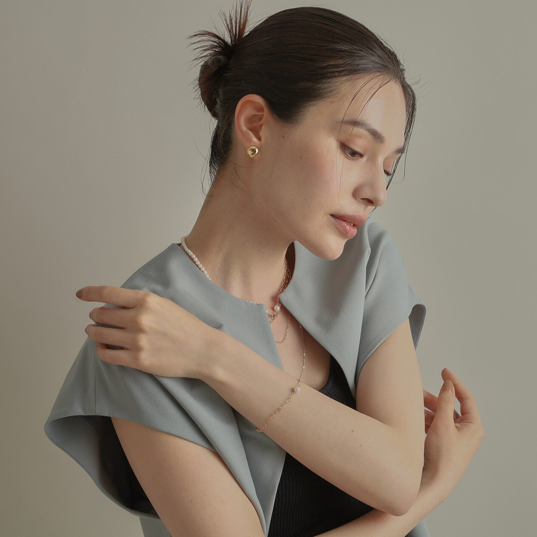 COCOSHNIK「K10中空Dシェイプ ピアス」|ピアス|