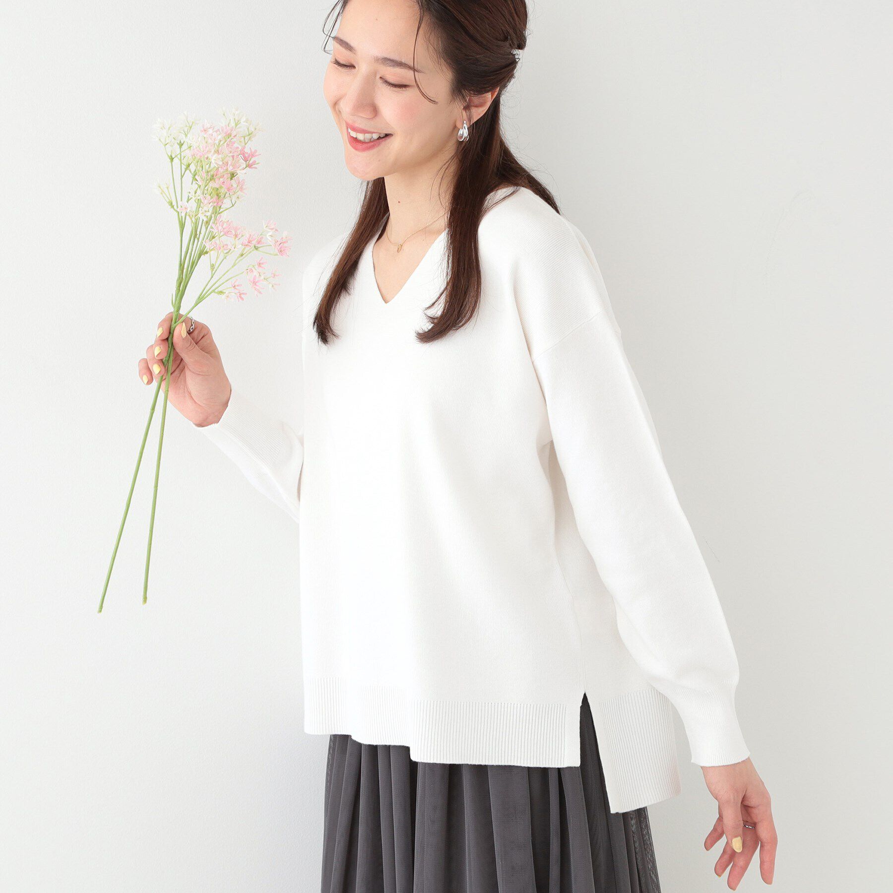 SHOO･LA･RUE「【洗える/S-LL】お顔周りすっきり 優しい肌触りのVネックニット」|ニット・セーター|オフホワイト(003