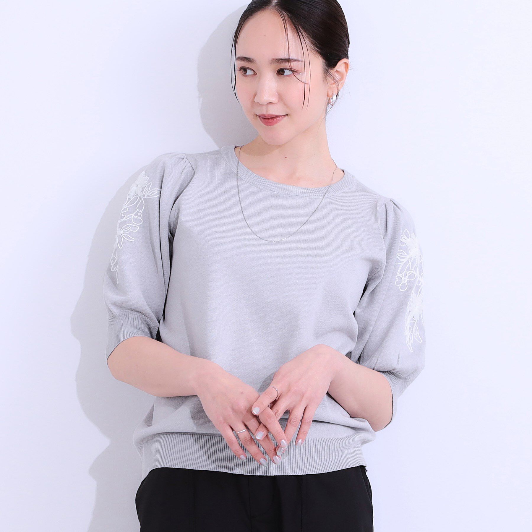 SHOO･LA･RUE「【S-LL】お袖刺繍がアクセント ラウンドネックニット」|ニット・セーター|ライトグレー(011