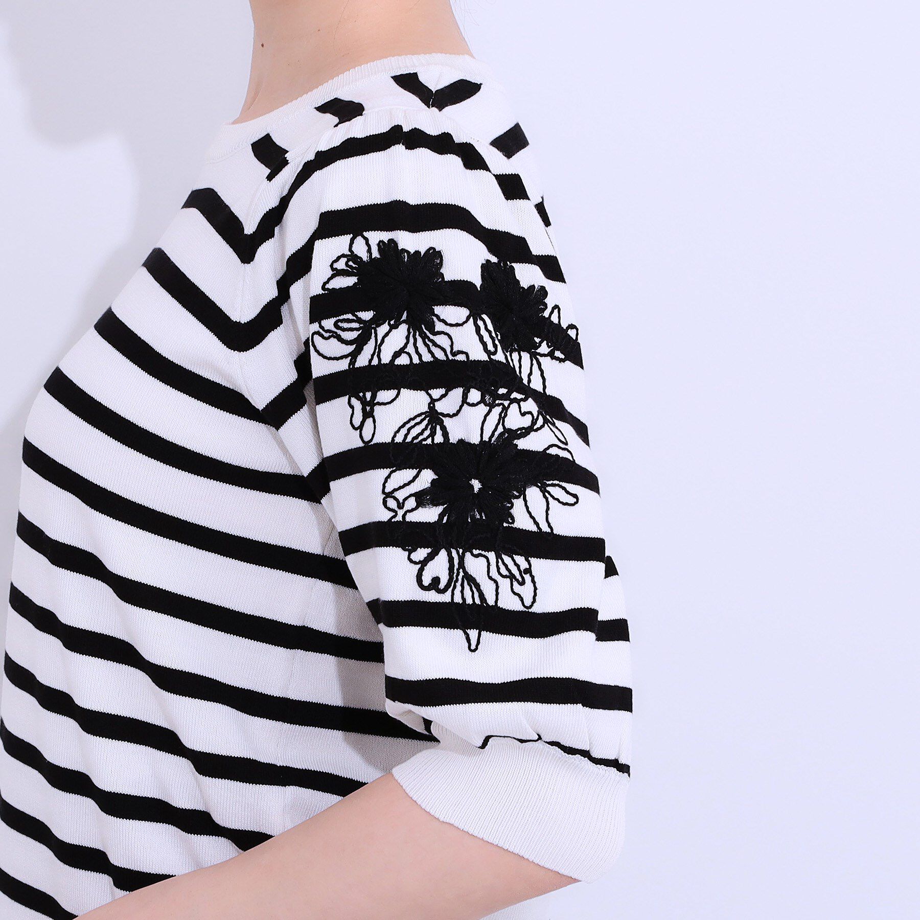 SHOO･LA･RUE「【S-LL】お袖刺繍がアクセント ラウンドネックニット」|ニット・セーター|