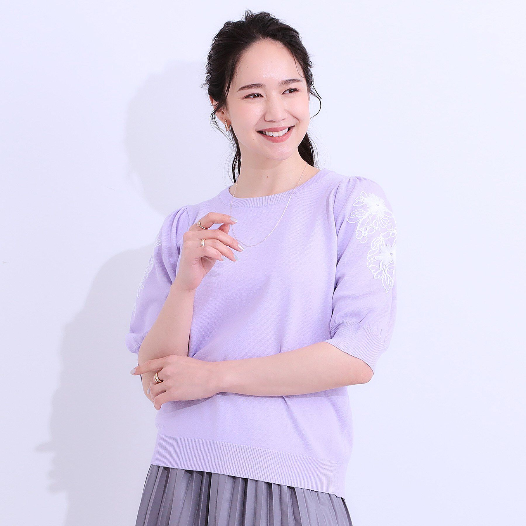 SHOO･LA･RUE「【S-LL】お袖刺繍がアクセント ラウンドネックニット」|ニット・セーター|