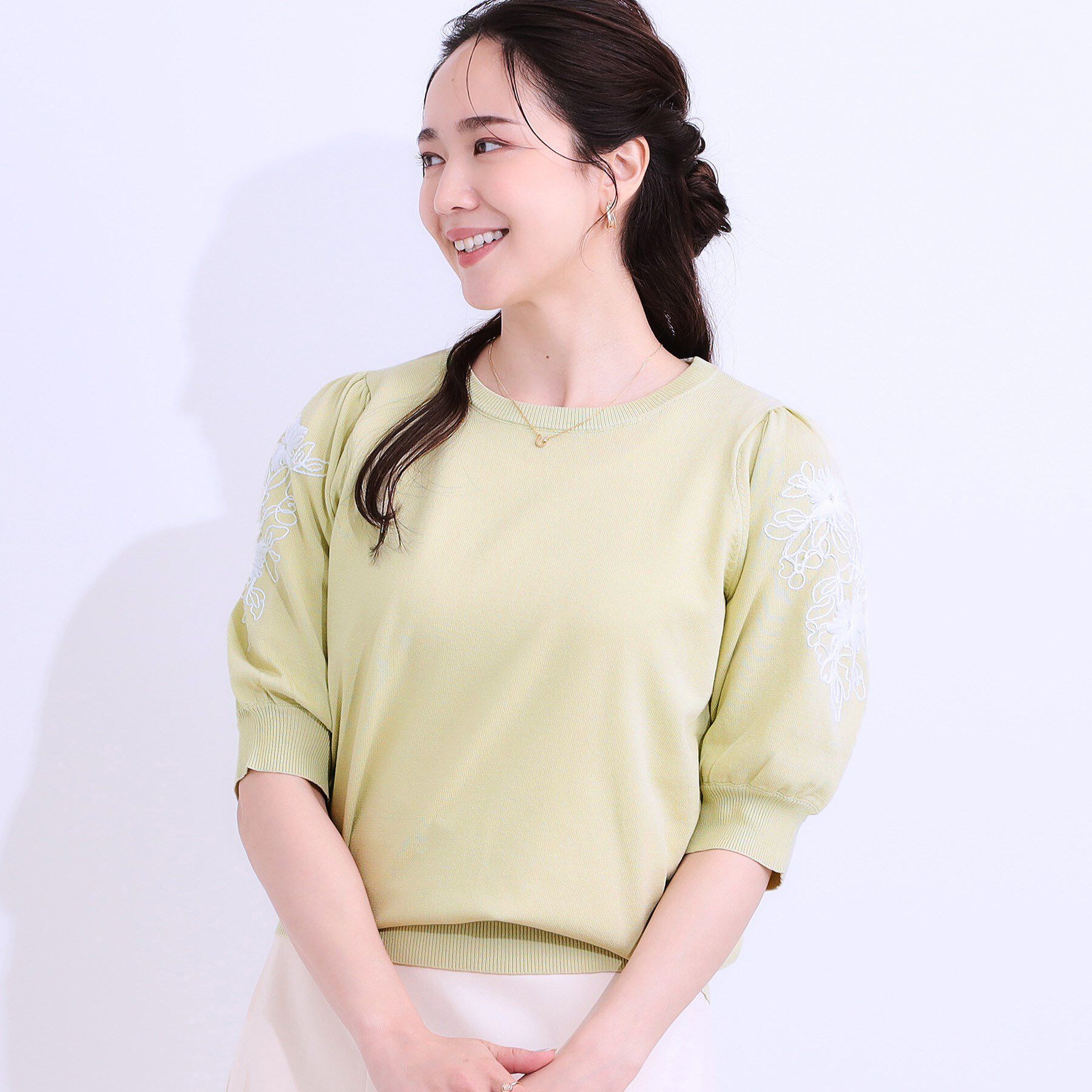 SHOO･LA･RUE「【S-LL】お袖刺繍がアクセント ラウンドネックニット」|ニット・セーター|