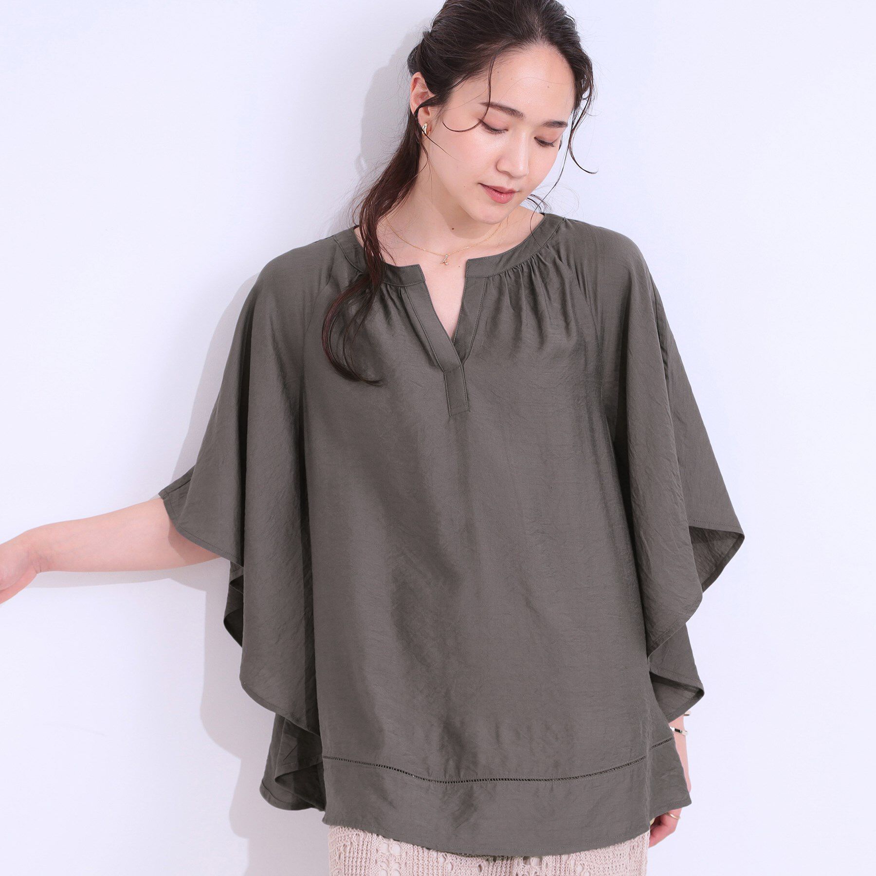 SHOO･LA･RUE「【洗える/ひんやり】涼しく体型カバー お袖フレア ドレープブラウス」|シャツ・ブラウス|チャコールグレー(0