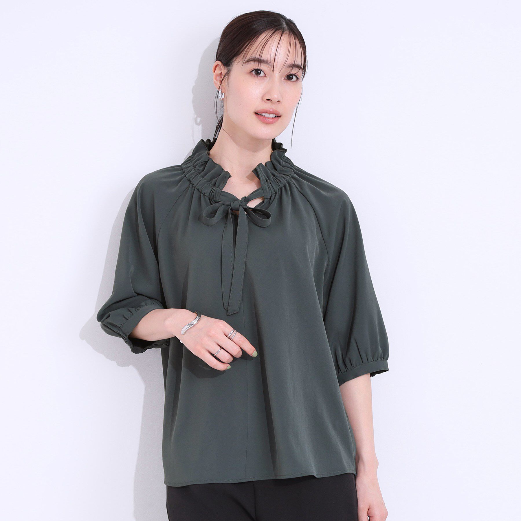 SHOO･LA･RUE「【洗える/ひんやり/S-LL】フェミニンもクールも フリルリボン5分袖ブラウス」|シャツ・ブラウス|