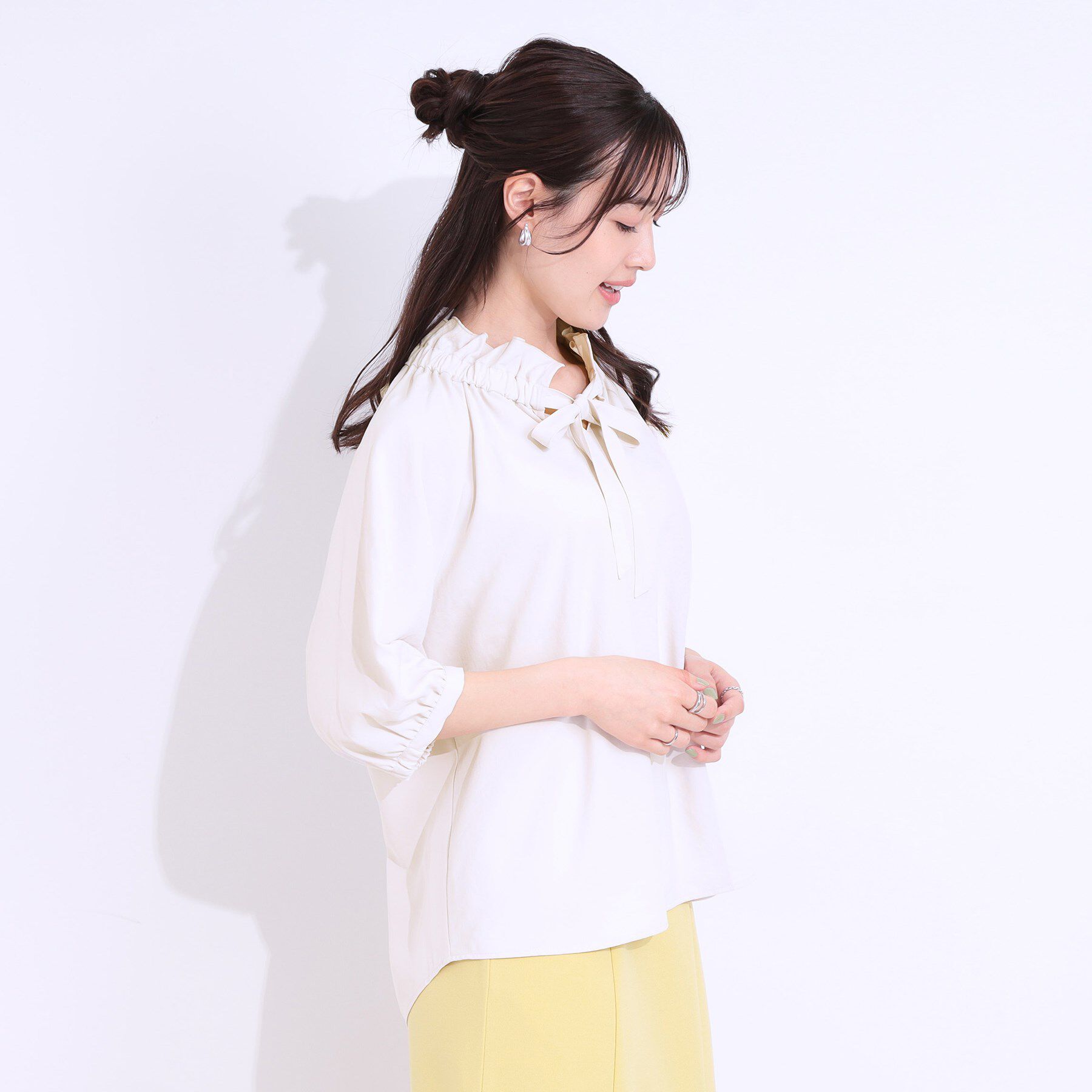 SHOO･LA･RUE「【洗える/ひんやり/S-LL】フェミニンもクールも フリルリボン5分袖ブラウス」|シャツ・ブラウス|