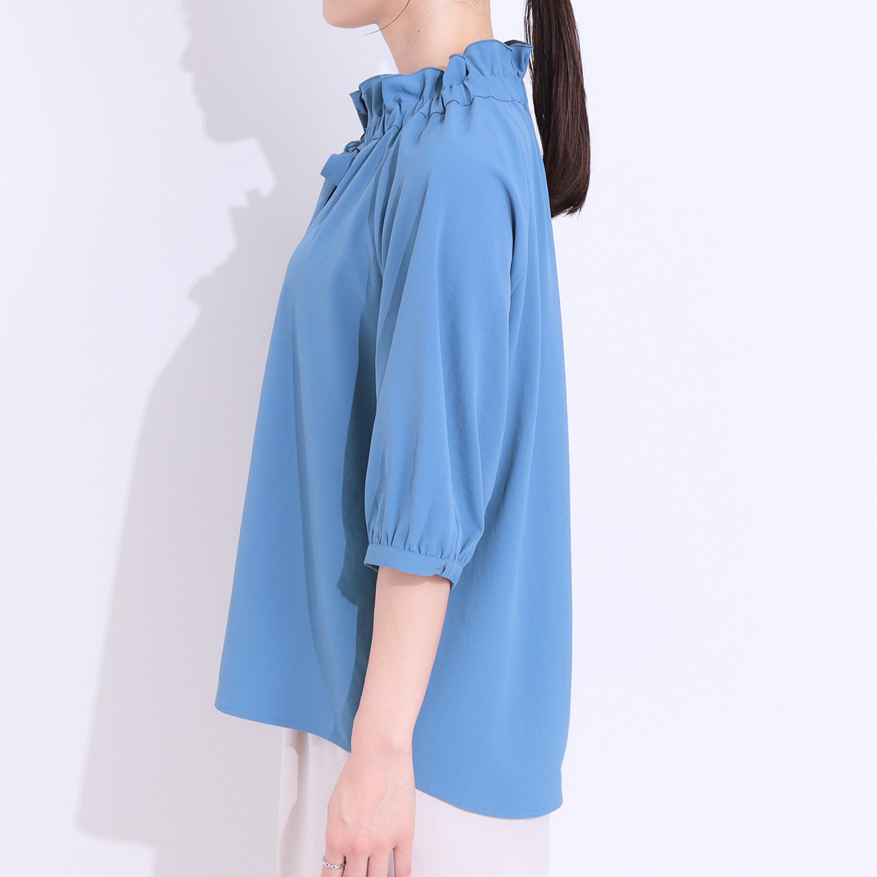 SHOO･LA･RUE「【洗える/ひんやり/S-LL】フェミニンもクールも フリルリボン5分袖ブラウス」|シャツ・ブラウス|