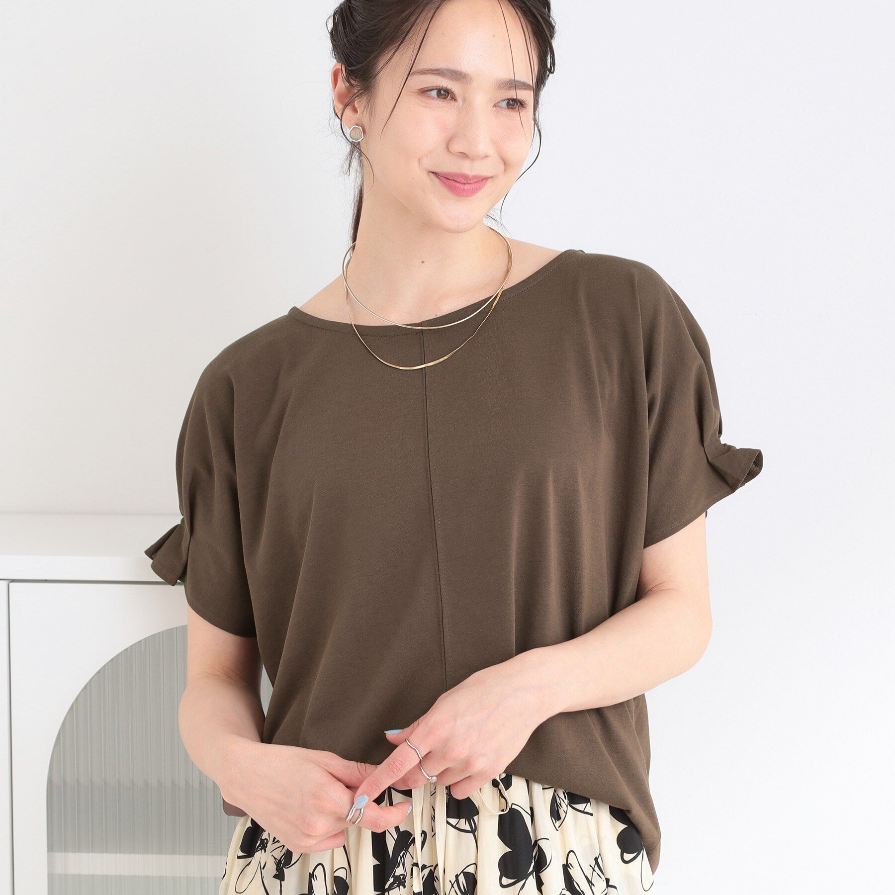 SHOO･LA･RUE「【S-LL/UV/プチプラ】お袖タックで好印象 デザインTシャツ」|Tシャツ・カットソー|ブラウン(043)