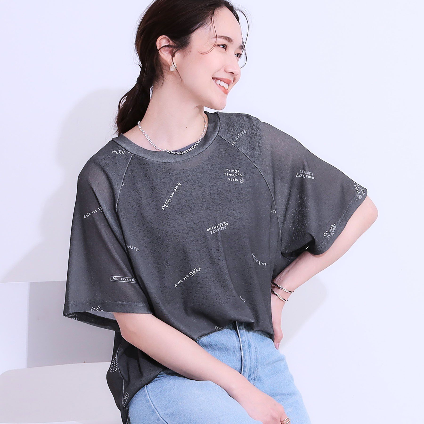 SHOO･LA･RUE「【洗える/S-LL】ゆるっとこなれ見え 総柄プリント シアーTシャツ」|Tシャツ・カットソー|チャコールグレー(0