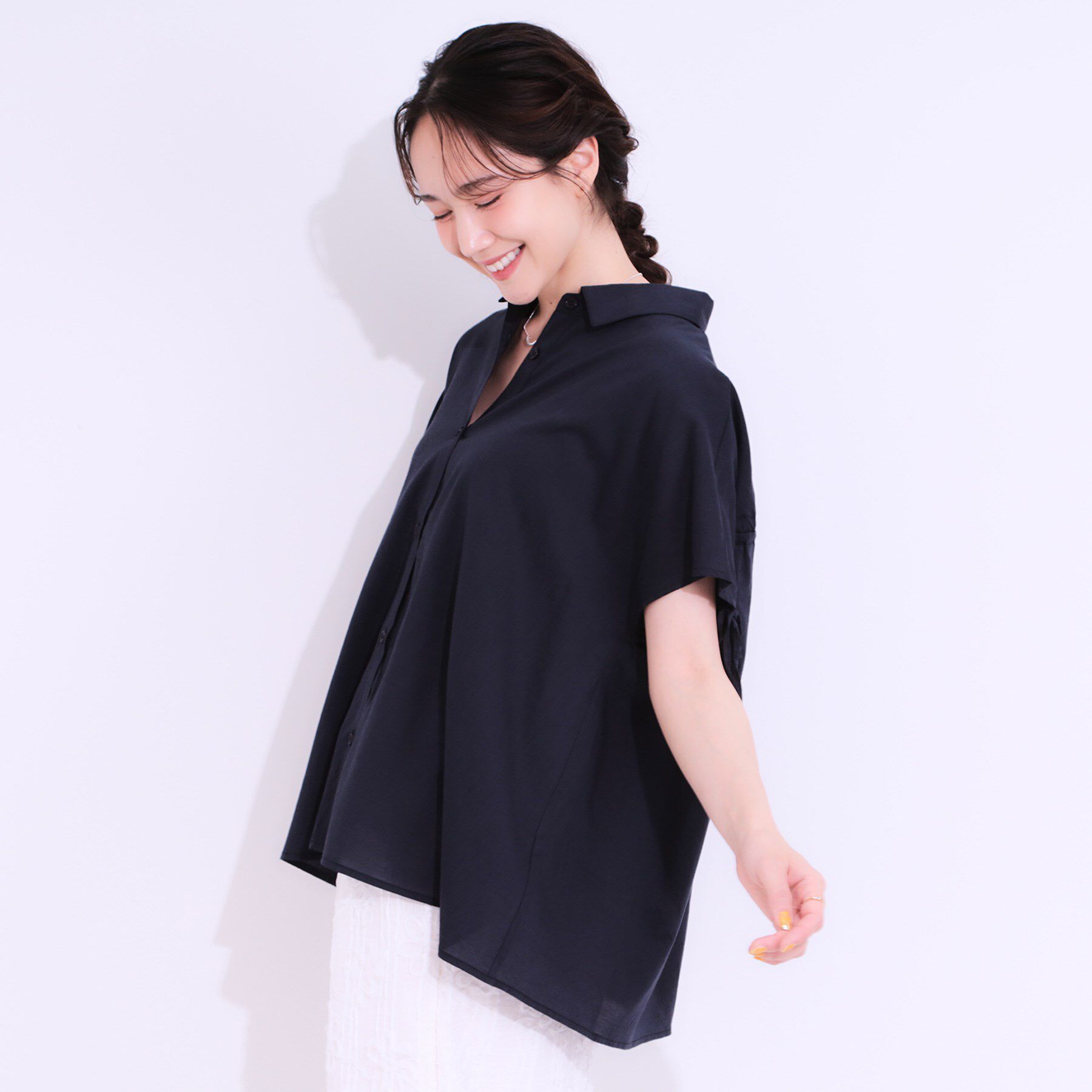 SHOO･LA･RUE「【S-LL/ひんやり】後ろ姿も抜かりなく インせず着られる バックギャザーシャツ」|シャツ・ブラウス|