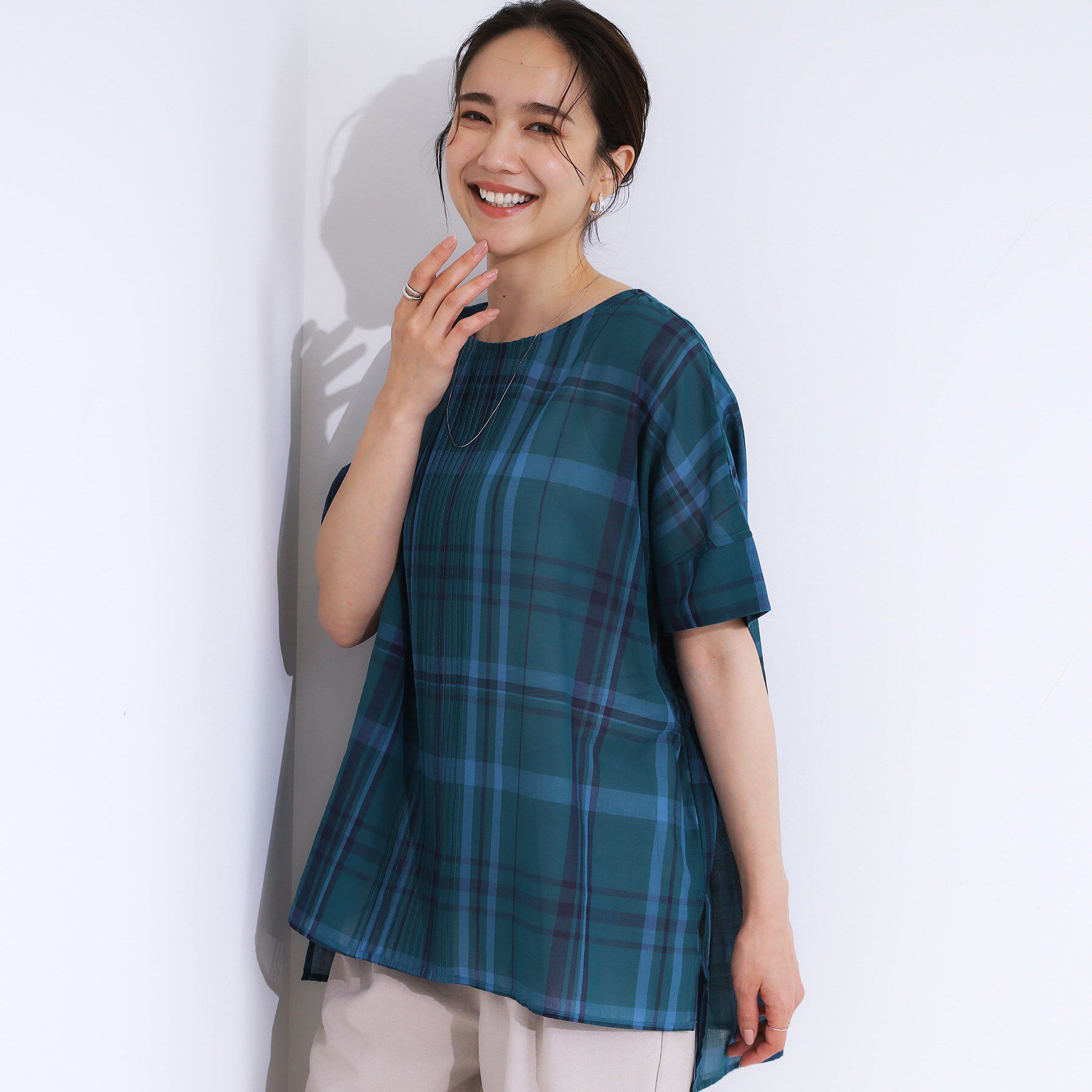 SHOO･LA･RUE「【S-LL/体型カバー】インせず着られる ポンチョシルエット シアーチェックブラウス」|シャツ・ブラウス|