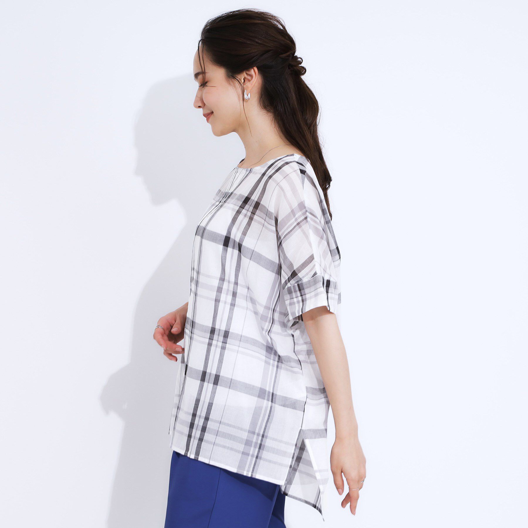 SHOO･LA･RUE「【S-LL/体型カバー】インせず着られる ポンチョシルエット シアーチェックブラウス」|シャツ・ブラウス|