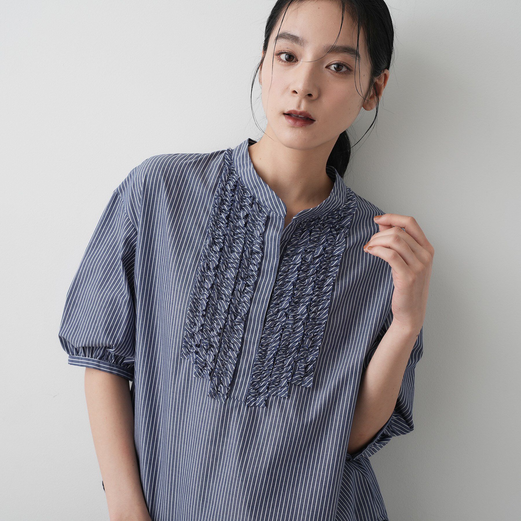 Dessin「【洗える】フリルバンドカラー五分袖ブラウス」|シャツ・ブラウス|