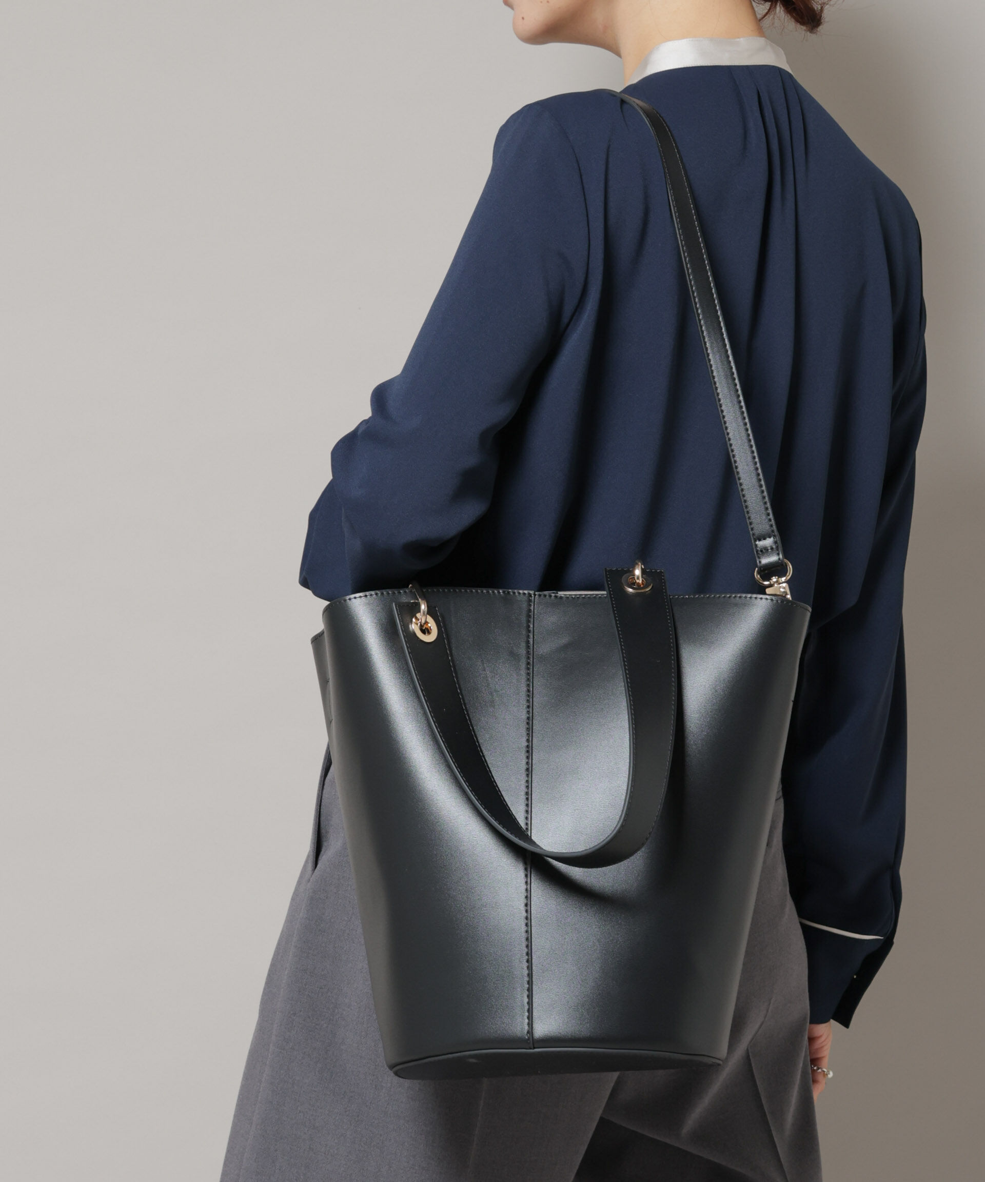 nano･universe「アシンメトリーハンドルバケツトート」|ショルダー・メッセンジャー|ブラック