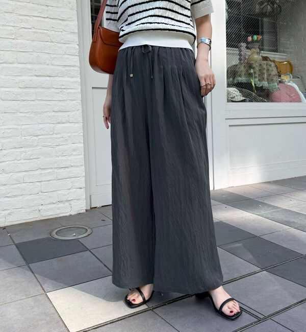 fredy emue「こなれワッシャータックイージーパンツ」|チノ|チャコールグレー