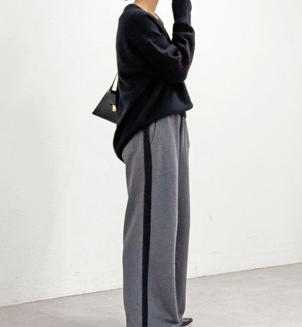  「【華やかな印象に】ヘアリーヤーン深Vネックニット」|ニット・セーター|